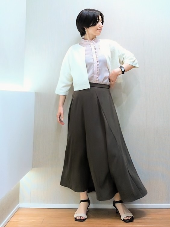 ミズタさんの「UNTITLED｜【接触冷感/通気性/洗える】スタンドカラーフリルブラウス」を使ったコーディネート