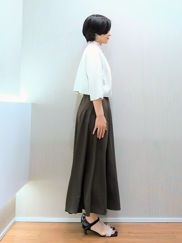 ミズタさんの「UNTITLED｜【接触冷感/通気性/洗える】スタンドカラーフリルブラウス」を使ったコーディネート