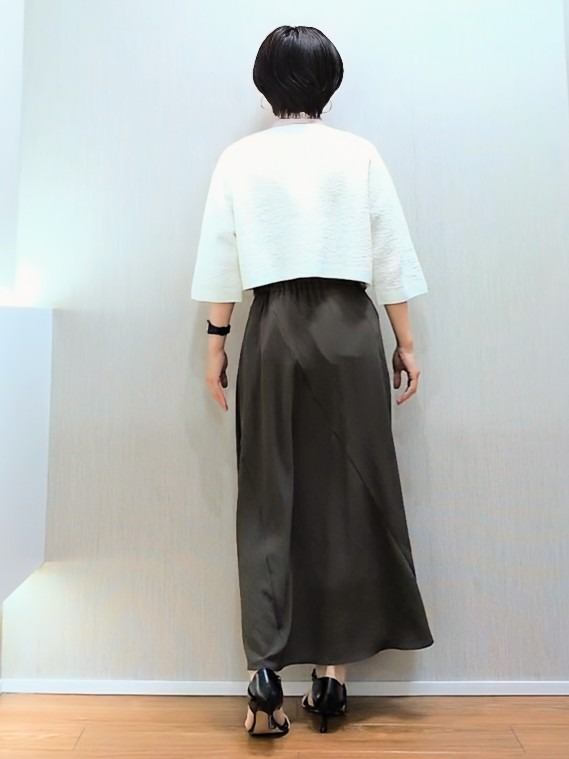 ミズタさんの「UNTITLED｜【接触冷感/通気性/洗える】スタンドカラーフリルブラウス」を使ったコーディネート