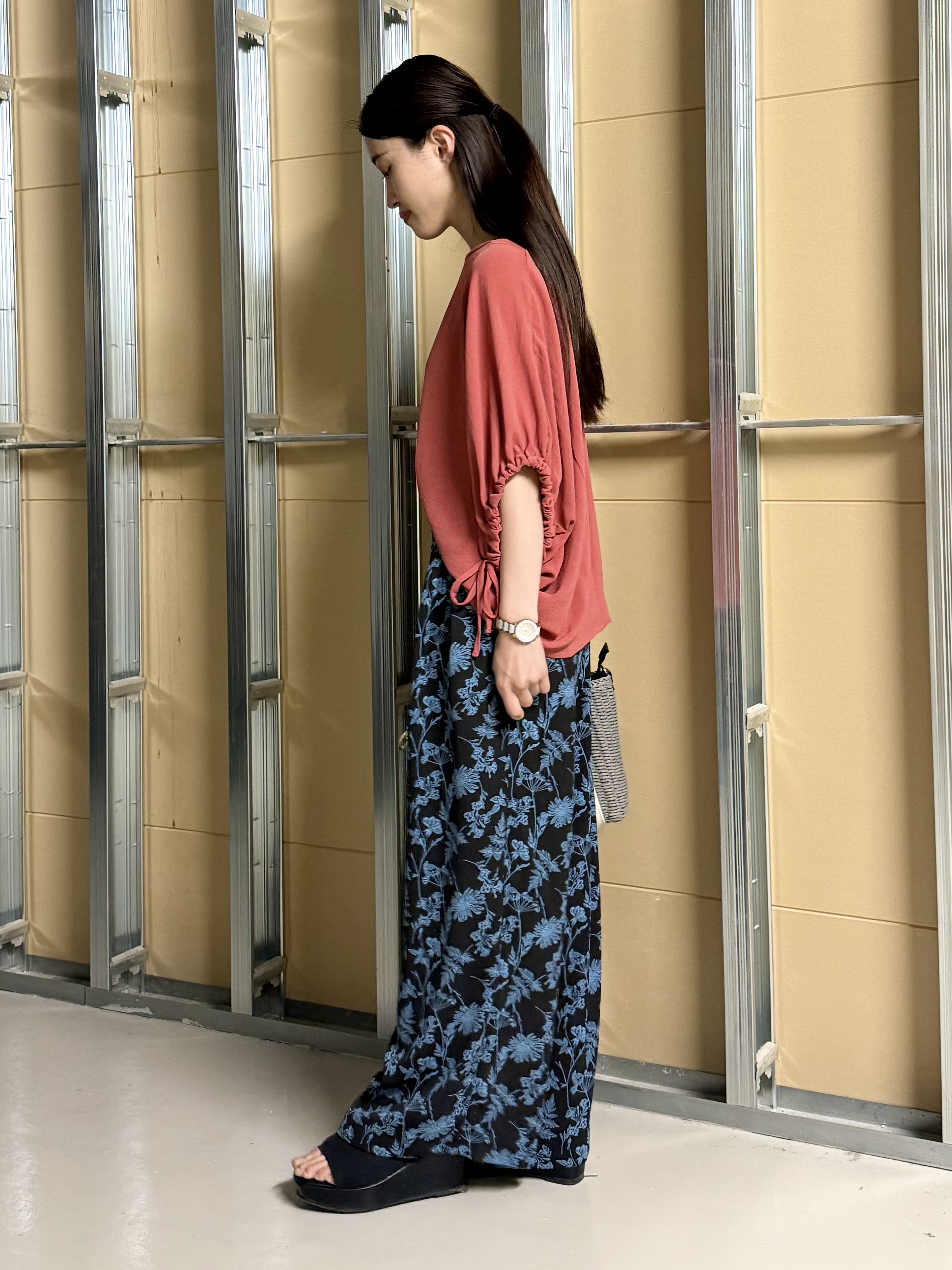 sahoさんの「THE SHOP TK｜【ひんやり/防しわ/UV/吸水速乾】袖ドロストドルマントップス」を使ったコーディネート