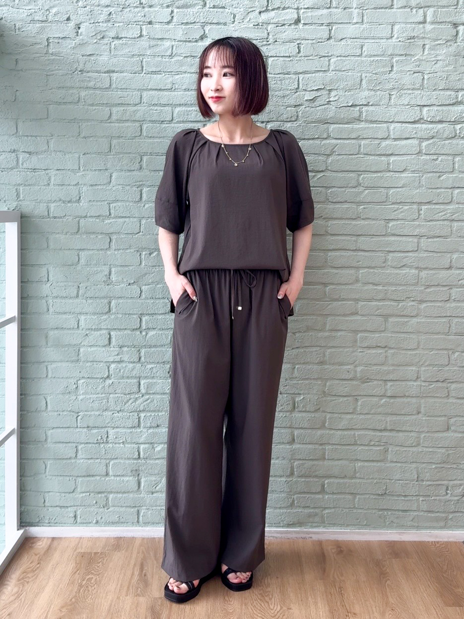 𝐜𝐡𝐢𝐤𝐚さんの「SHOO･LA･RUE｜【S-LL/洗濯機可/セットアップ可】軽凛(かろりん) ひんやりタックブラウス」を使ったコーディネート