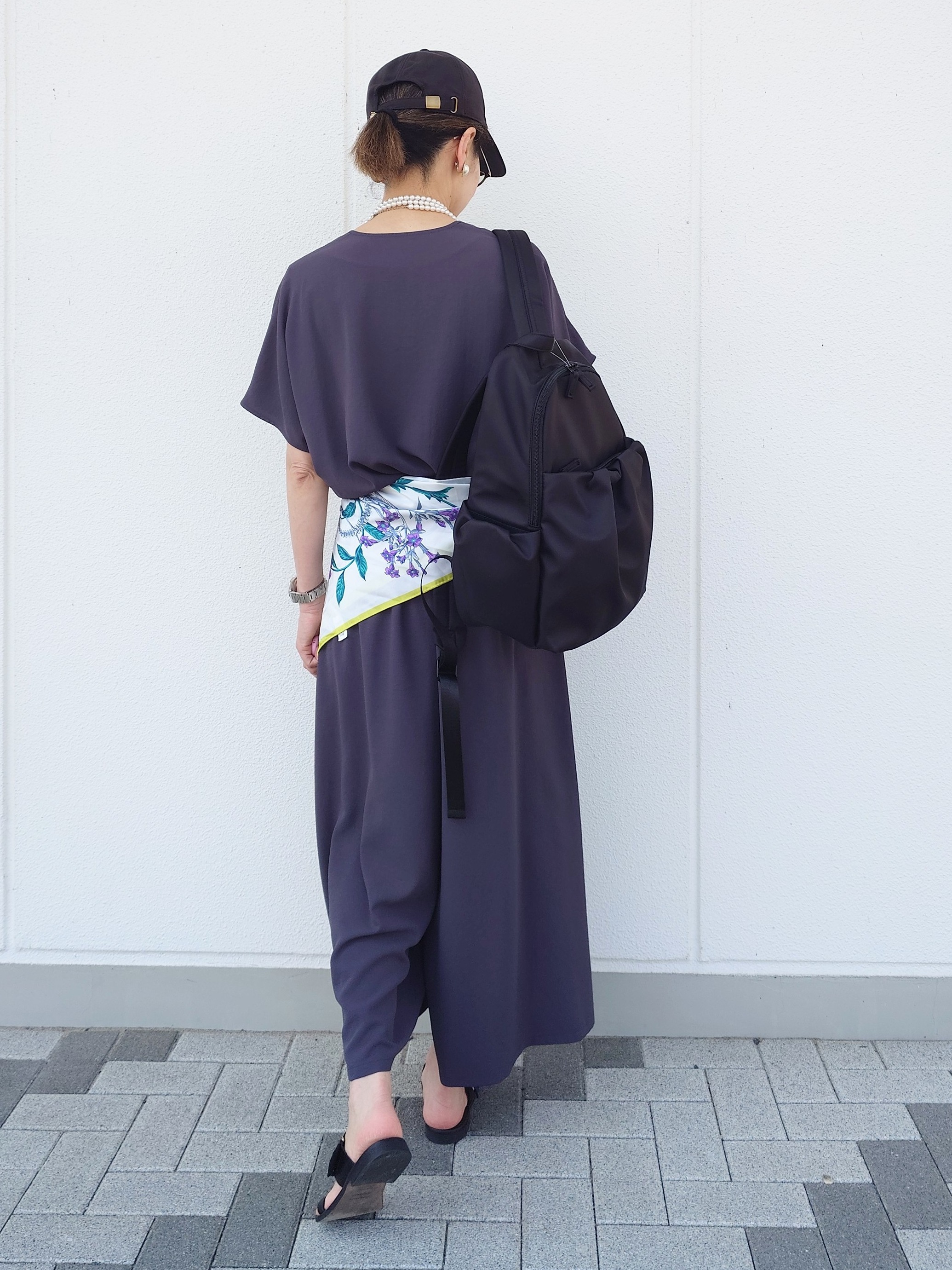 MUTSUKOさんの「UNTITLED｜【UV/接触冷感/セットアップ可】リラクシーキーVネックブラウス」を使ったコーディネート