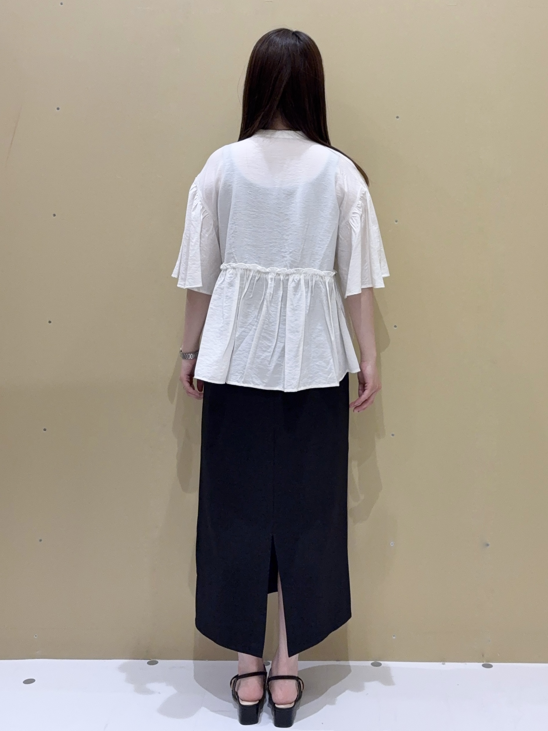 EMIRIさんの「OPAQUE.CLIP｜アシンメトリーペプラムブラウス【洗濯機OK】」を使ったコーディネート