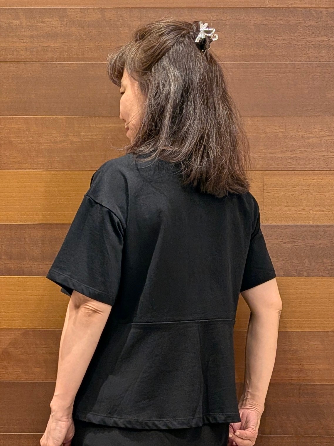 momoさんの「OPAQUE.CLIP｜【接触冷感】アシメフリルドッキングカットソー《洗濯機OK》」を使ったコーディネート