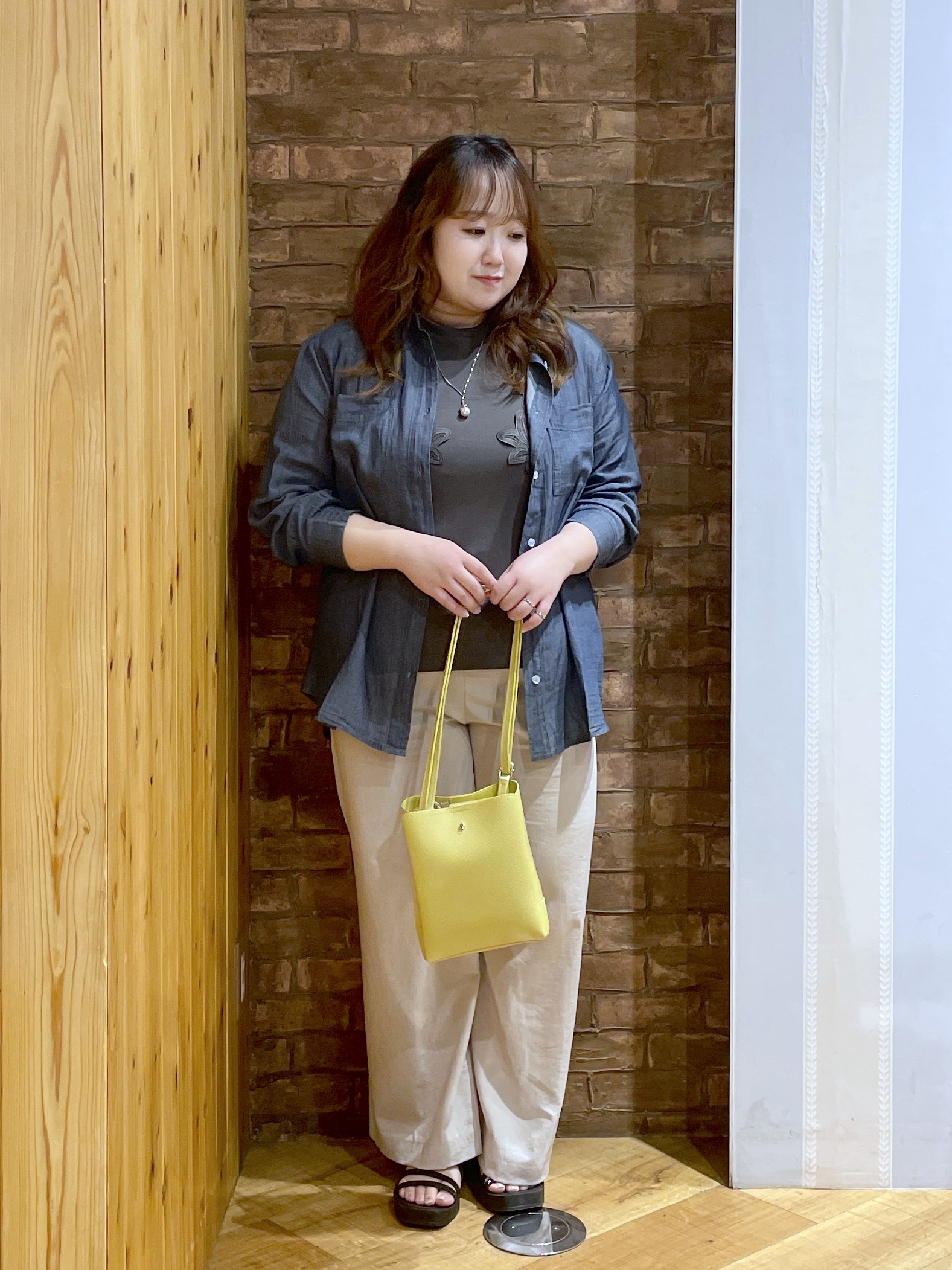 Risaさんの「SHOO･LA･RUE｜【綿100%/UV/S-LL/体型カバー】優しく透ける 柔らかシアーデニムシャツ」を使ったコーディネート