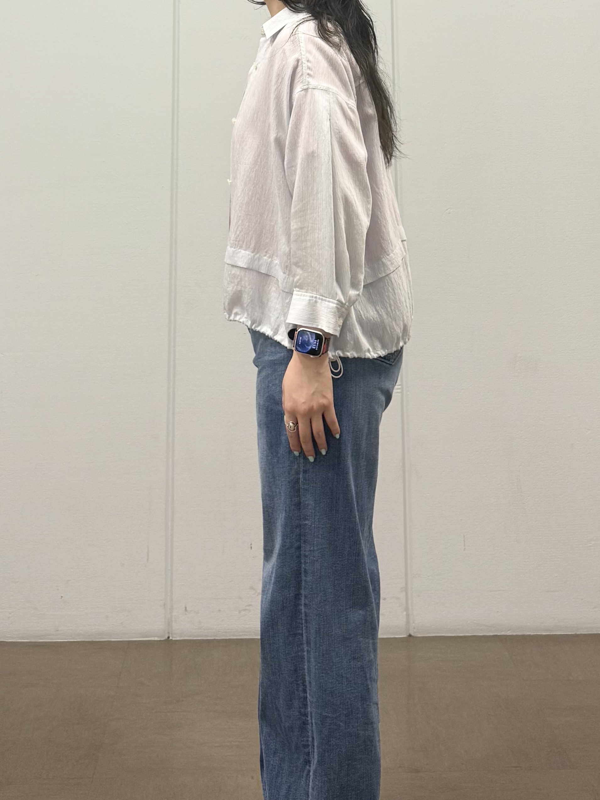 mizukiさんの「INDIVI｜【接触冷感／洗える／2WAY】ドロスト付 シアーシャンブレーシャツ」を使ったコーディネート