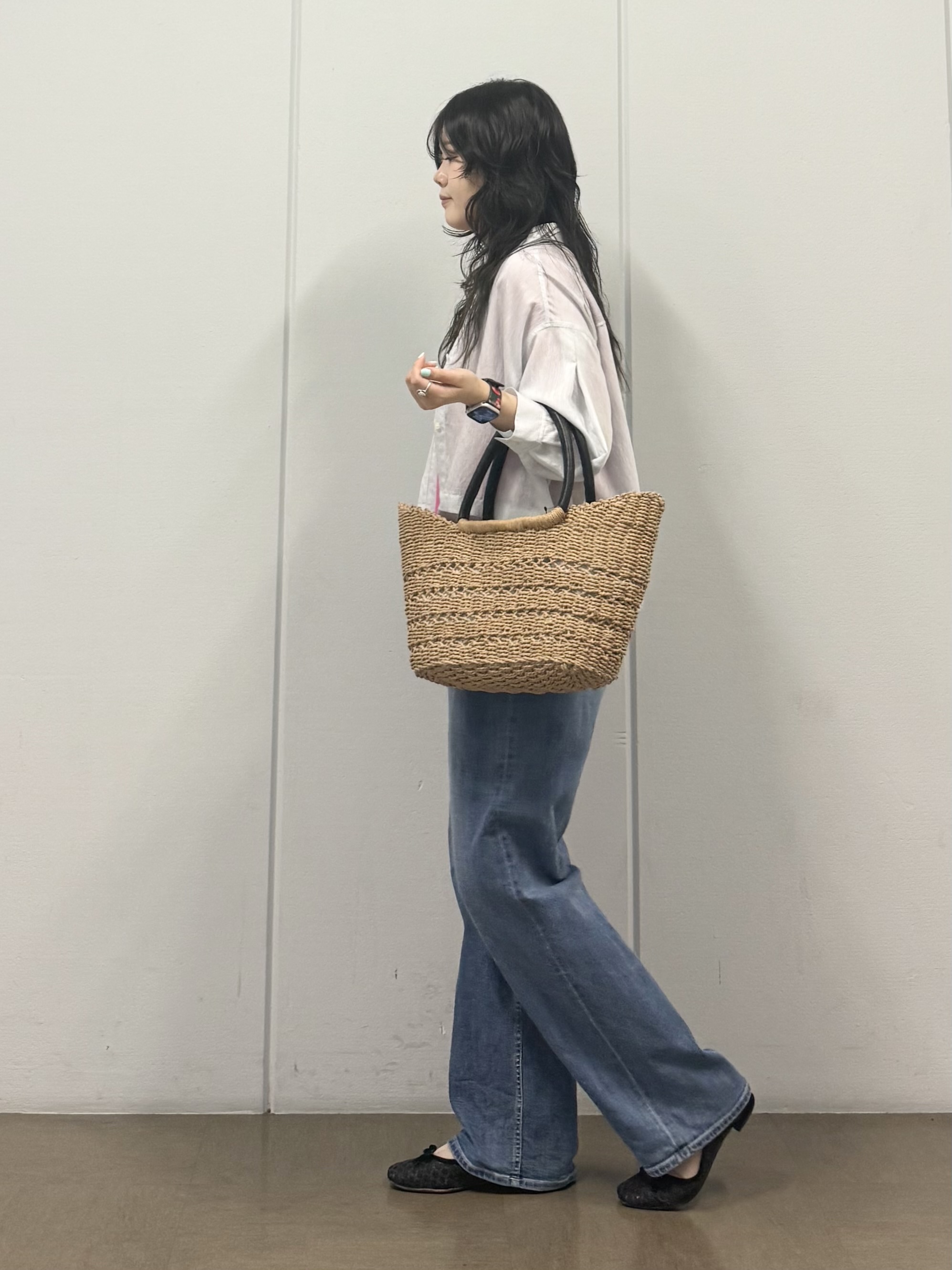 mizukiさんの「INDIVI｜【接触冷感／洗える／2WAY】ドロスト付 シアーシャンブレーシャツ」を使ったコーディネート