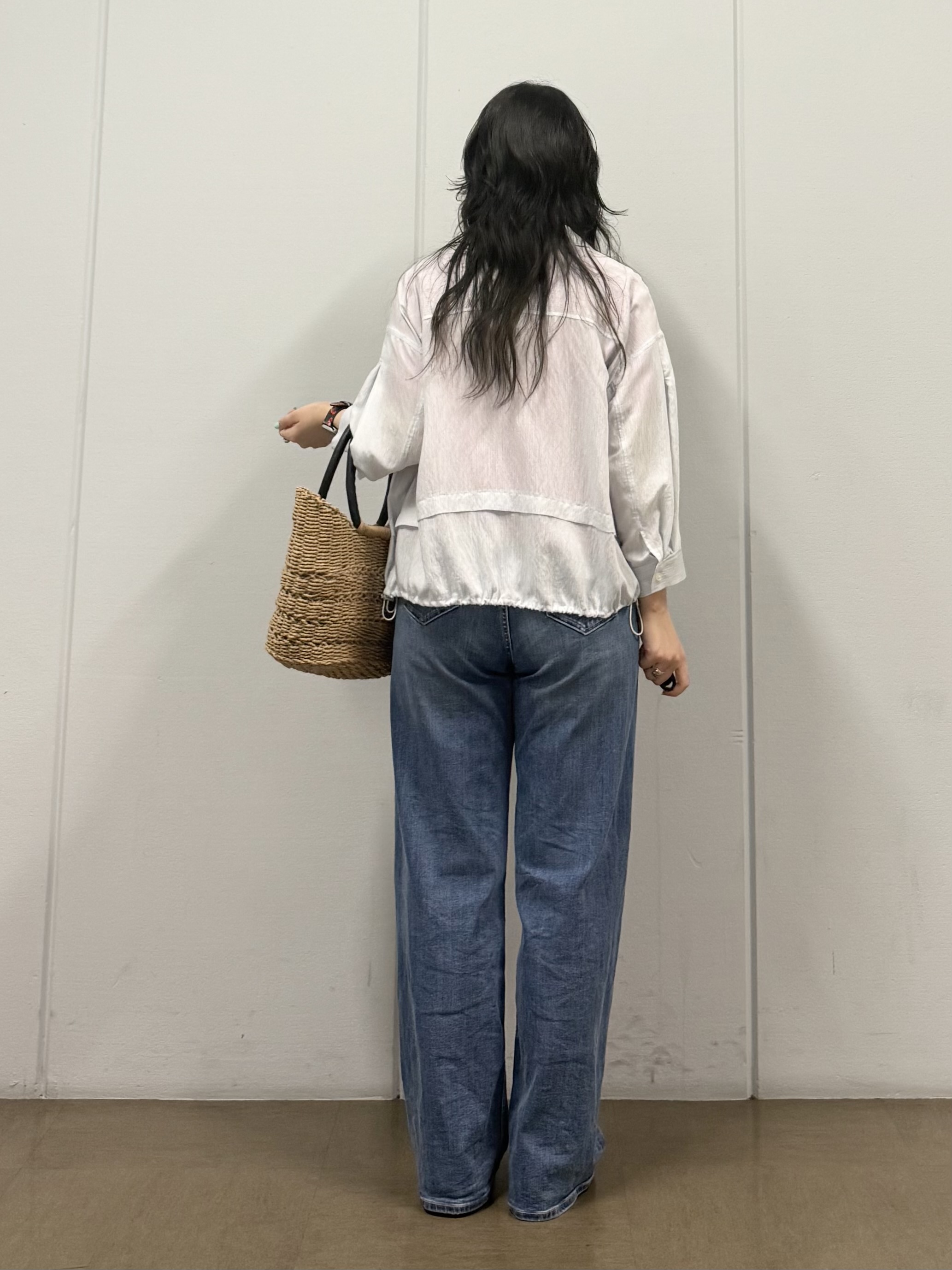 mizukiさんの「INDIVI｜【接触冷感／洗える／2WAY】ドロスト付 シアーシャンブレーシャツ」を使ったコーディネート