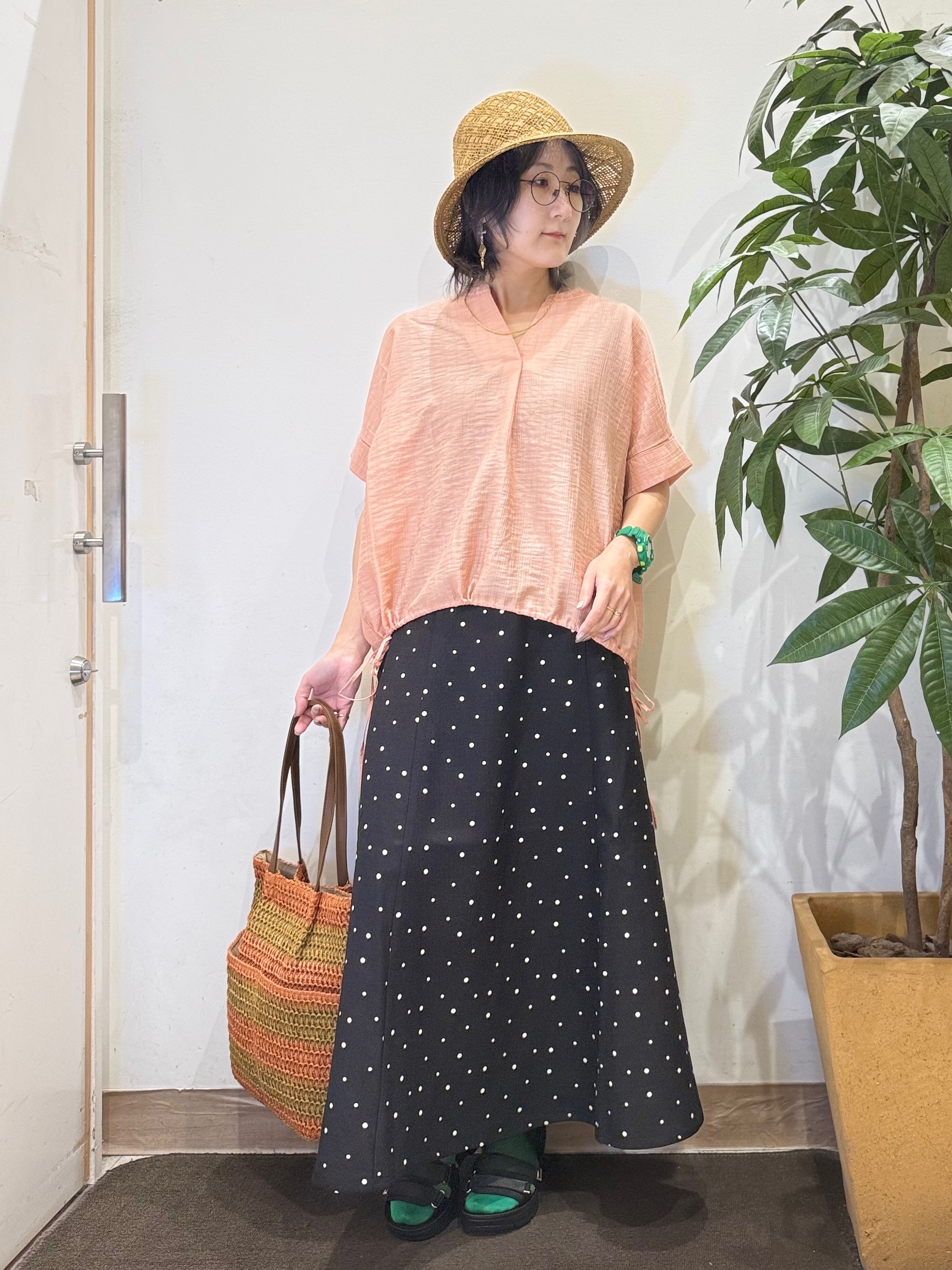 misakiさんの「SHOO･LA･RUE｜【高レビュー/体型カバー】インせず着られる スキッパー裾リボンブラウス」を使ったコーディネート