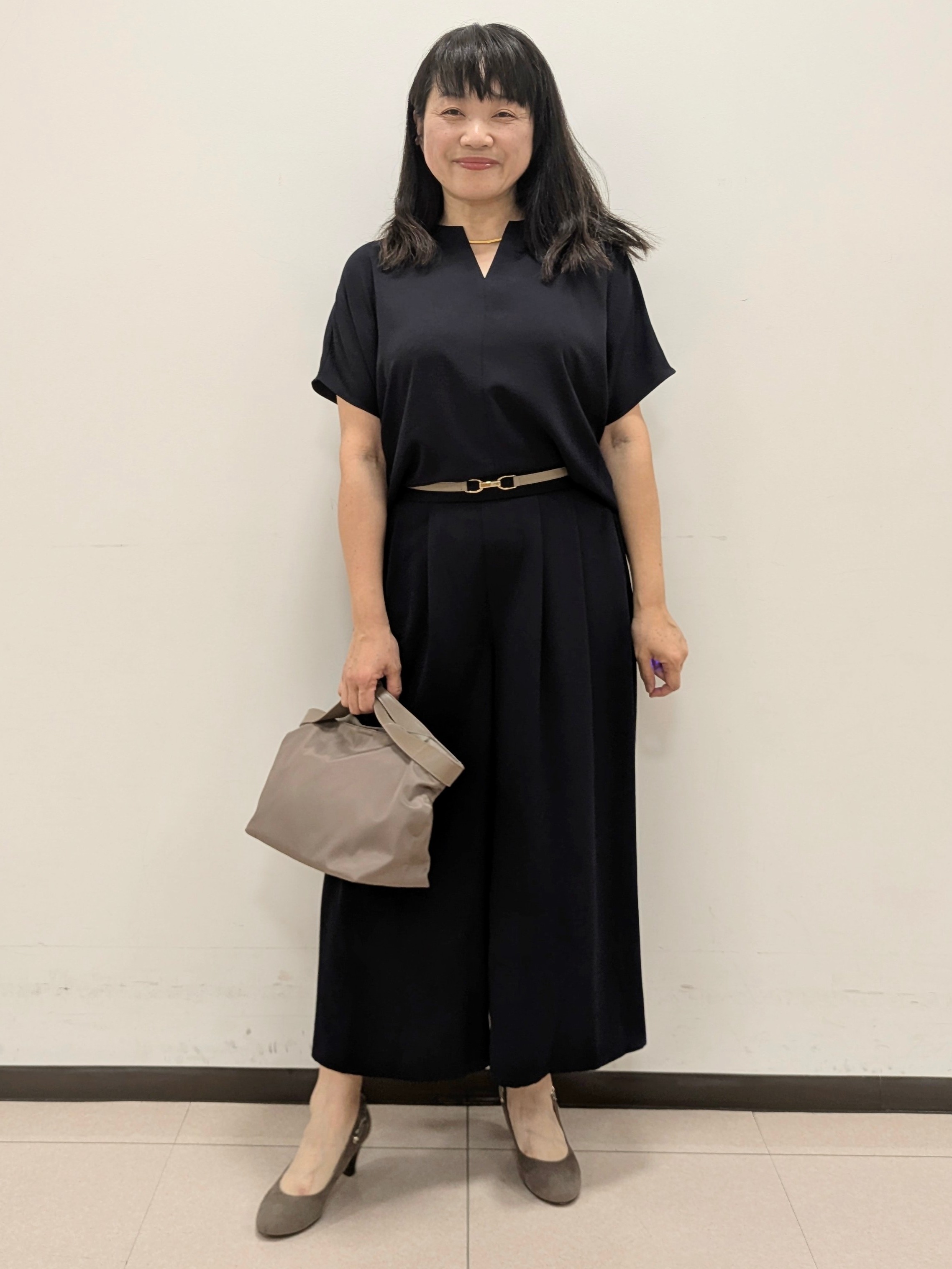 ともさんの「UNTITLED｜【UV/接触冷感/セットアップ可】リラクシーキーVネックブラウス」を使ったコーディネート