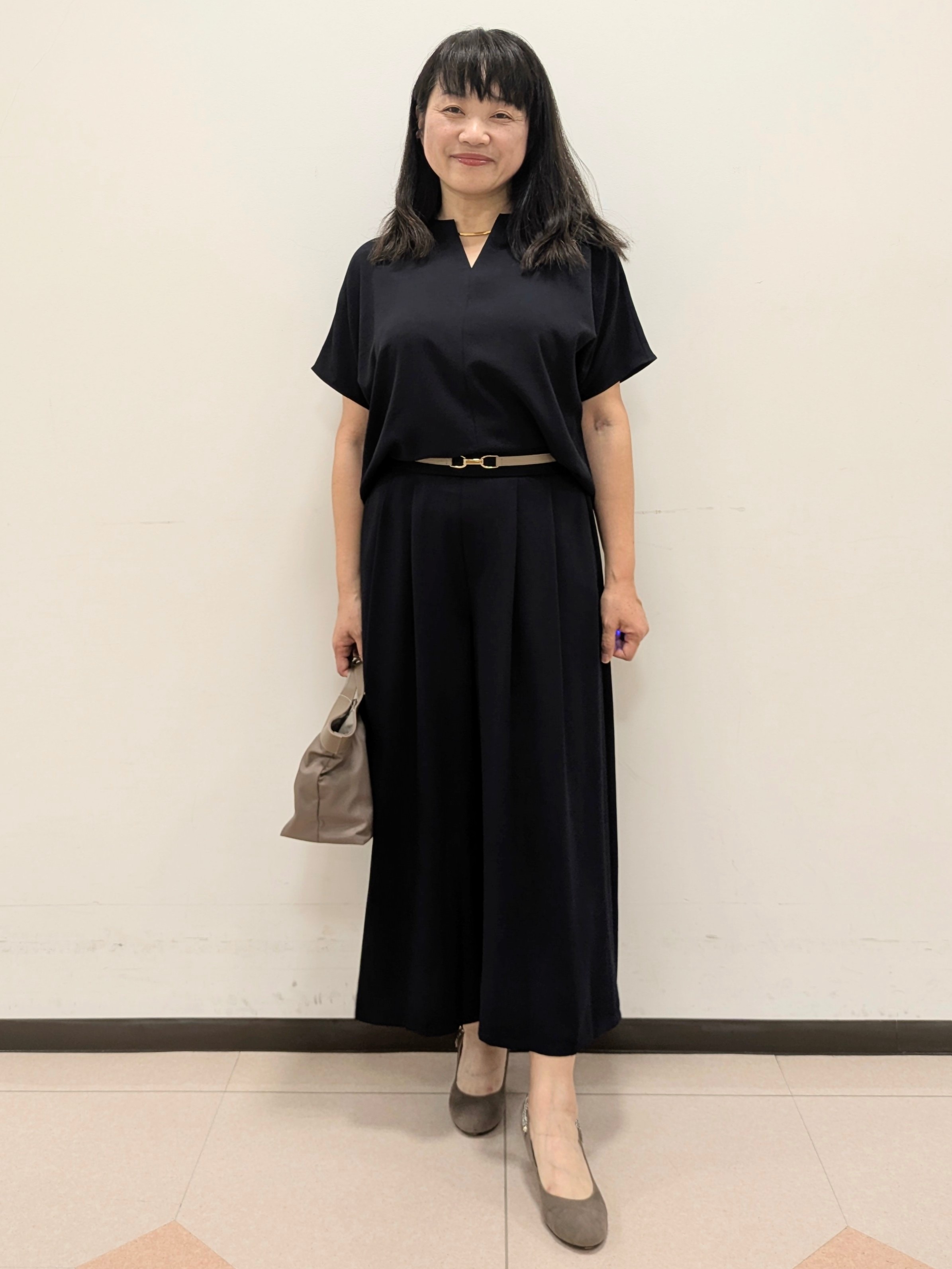 ともさんの「UNTITLED｜【UV/接触冷感/セットアップ可】リラクシーキーVネックブラウス」を使ったコーディネート