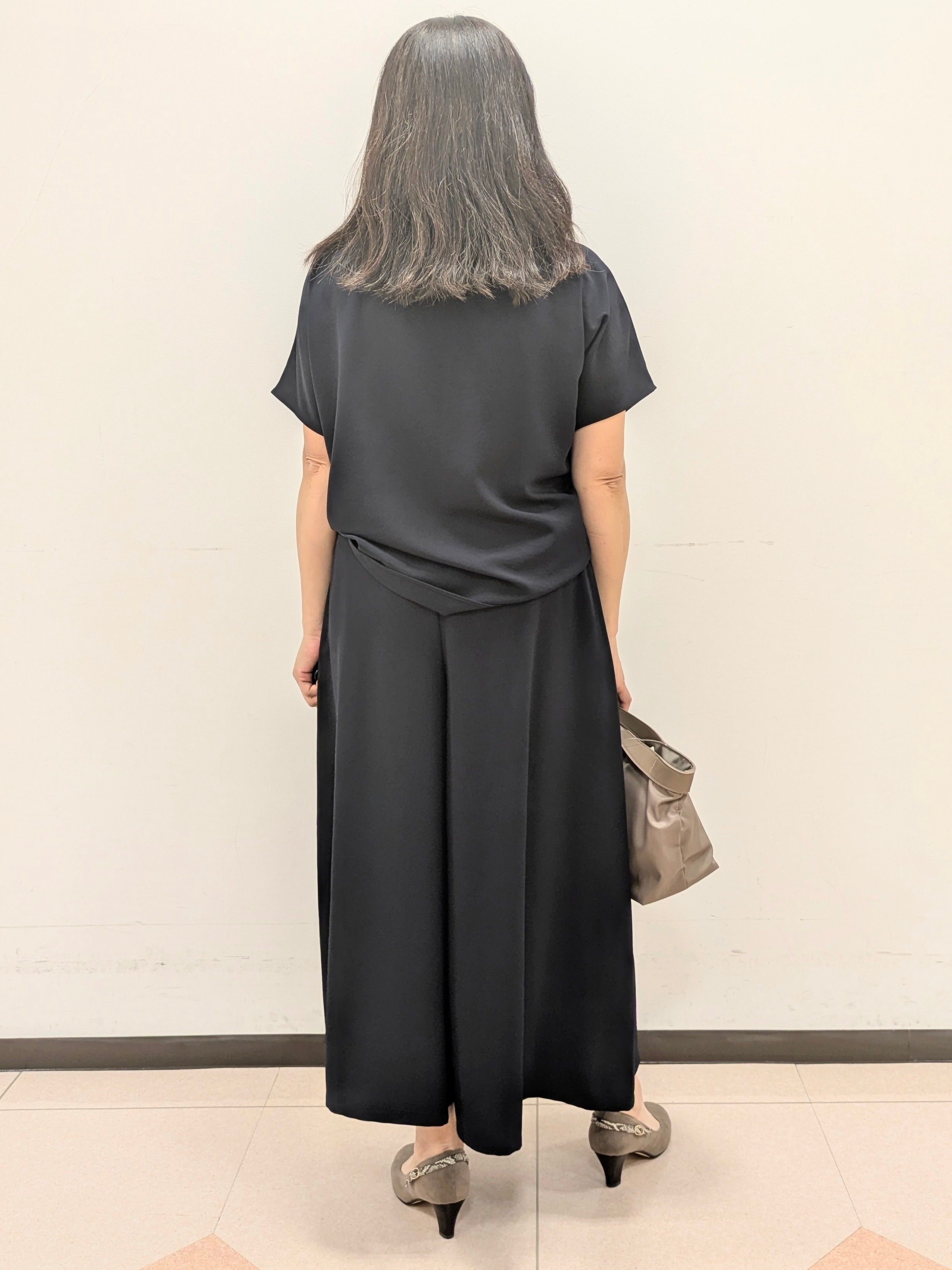 ともさんの「UNTITLED｜【UV/接触冷感/セットアップ可】リラクシーキーVネックブラウス」を使ったコーディネート