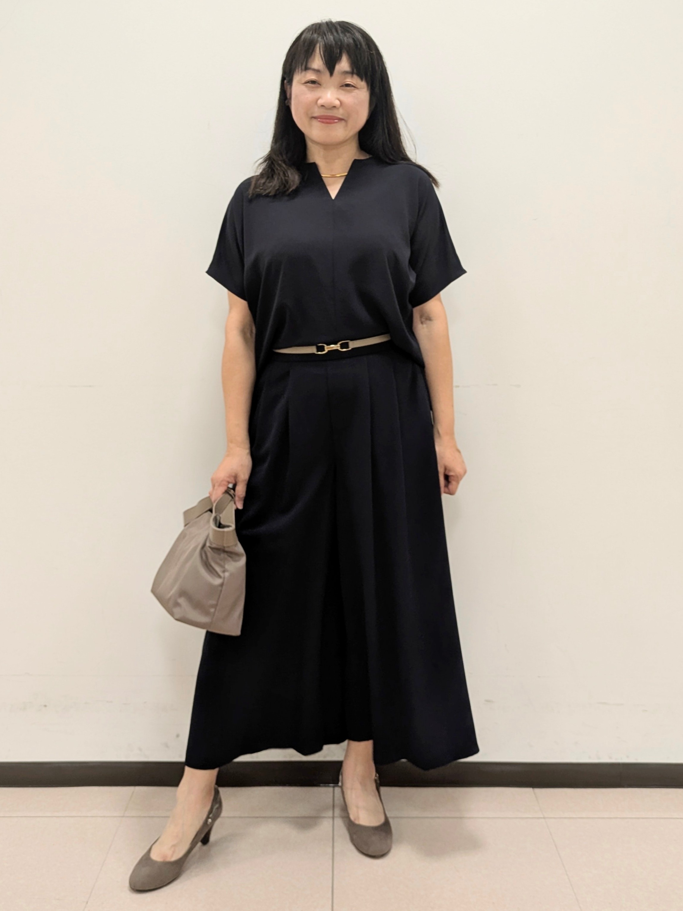 ともさんの「UNTITLED｜【UV/接触冷感/セットアップ可】リラクシーキーVネックブラウス」を使ったコーディネート