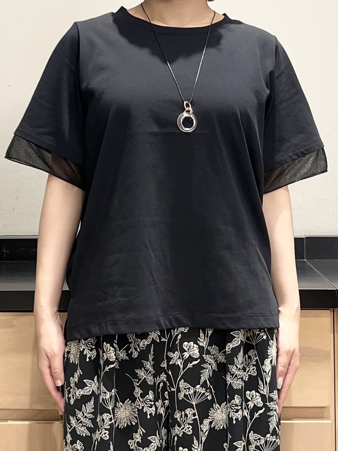 かのさんの「THE SHOP TK｜【M-XL/ひんやり】上品な透け感 袖口シアーTシャツ」を使ったコーディネート