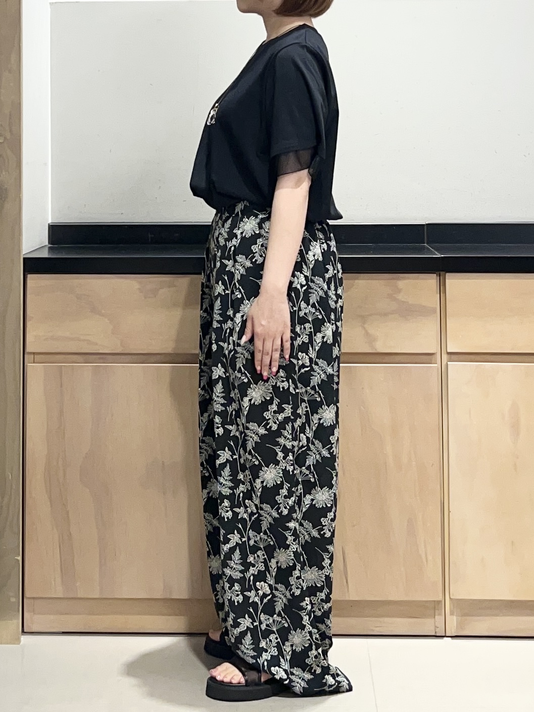 かのさんの「THE SHOP TK｜【M-XL/ひんやり】上品な透け感 袖口シアーTシャツ」を使ったコーディネート
