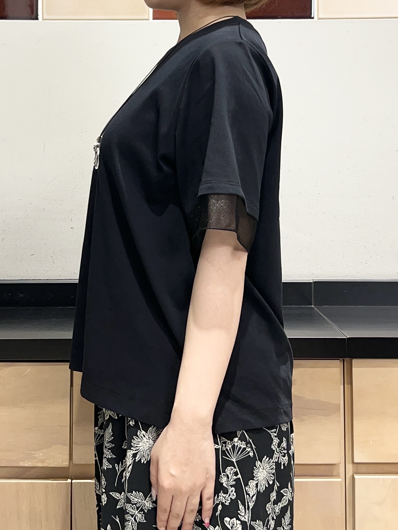 かのさんの「THE SHOP TK｜【M-XL/ひんやり】上品な透け感 袖口シアーTシャツ」を使ったコーディネート