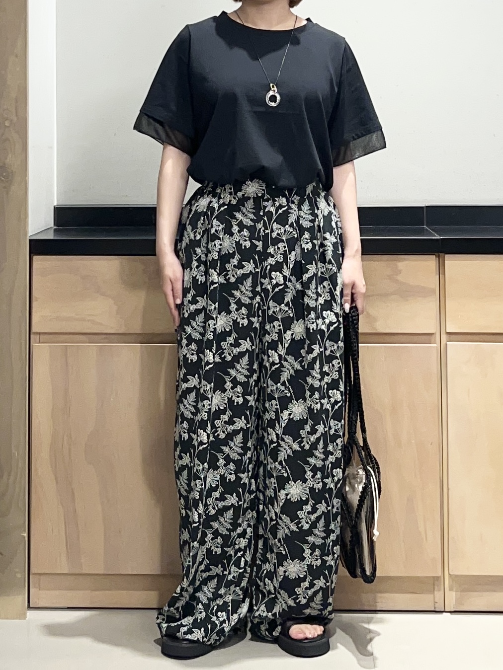 かのさんの「THE SHOP TK｜【M-XL/ひんやり】上品な透け感 袖口シアーTシャツ」を使ったコーディネート