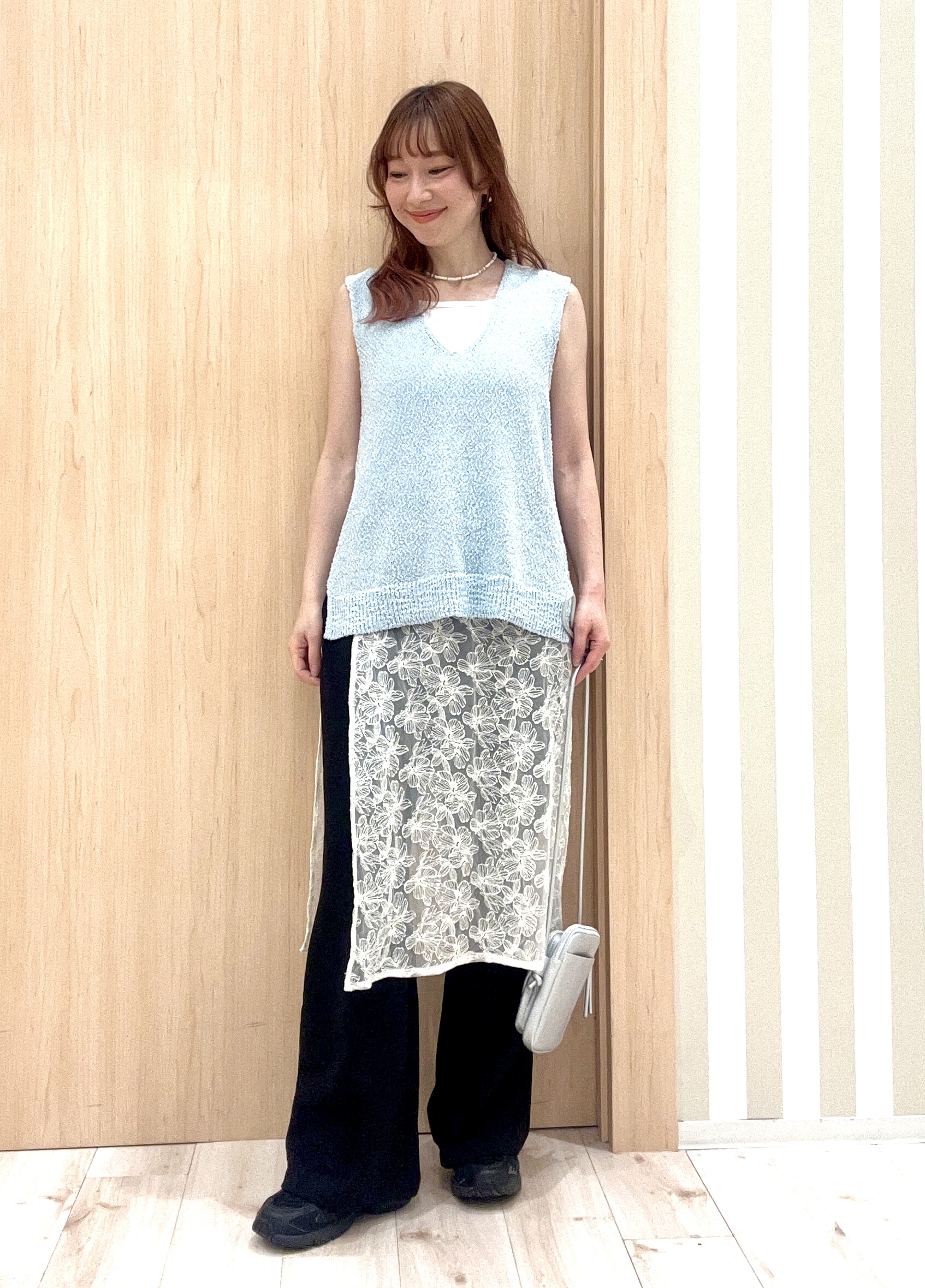 ririさんの「SHOO･LA･RUE｜【2点セット/S-LL】ニットベスト＆ロゴTシャツSET」を使ったコーディネート