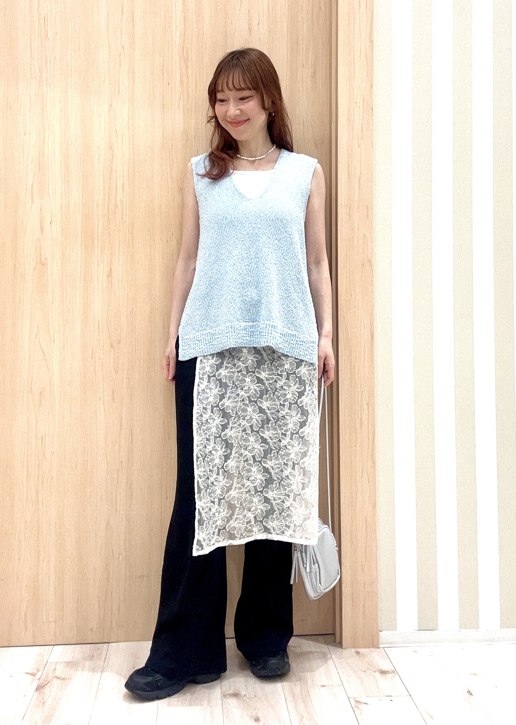 ririさんの「SHOO･LA･RUE｜【2点セット/S-LL】ニットベスト＆ロゴTシャツSET」を使ったコーディネート