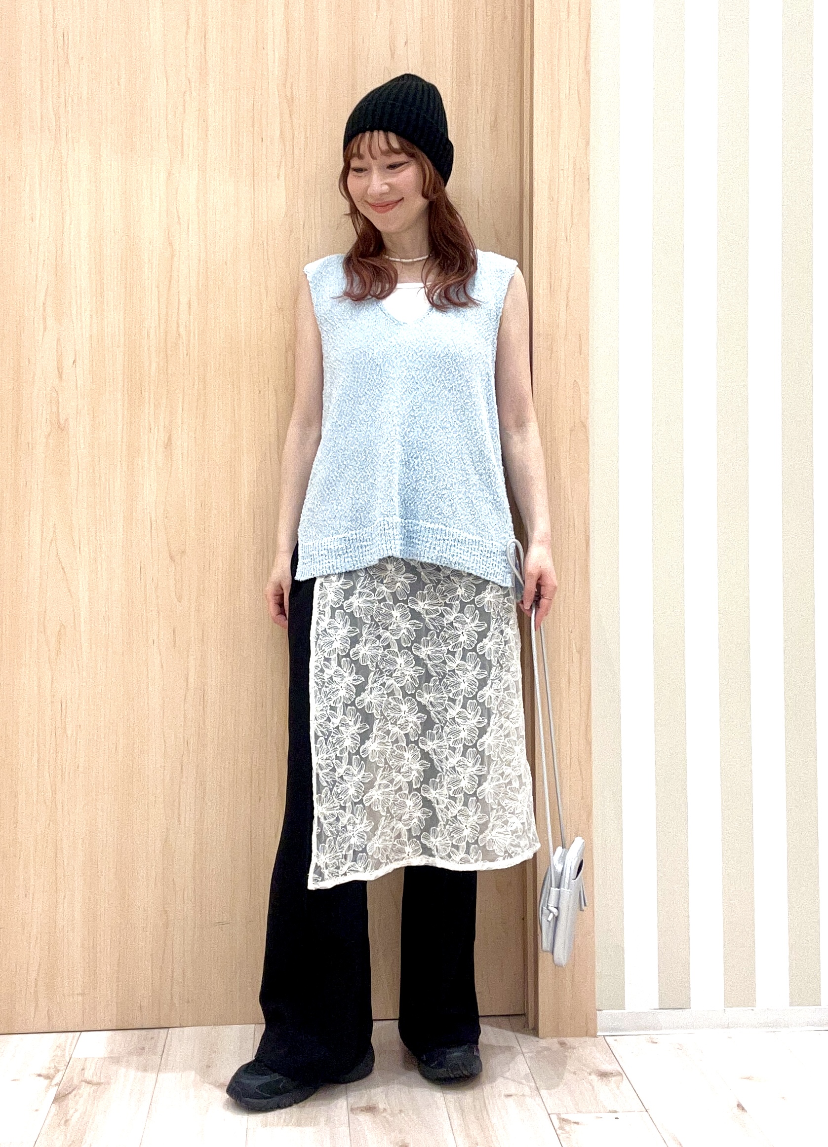ririさんの「SHOO･LA･RUE｜【2点セット/S-LL】ニットベスト＆ロゴTシャツSET」を使ったコーディネート