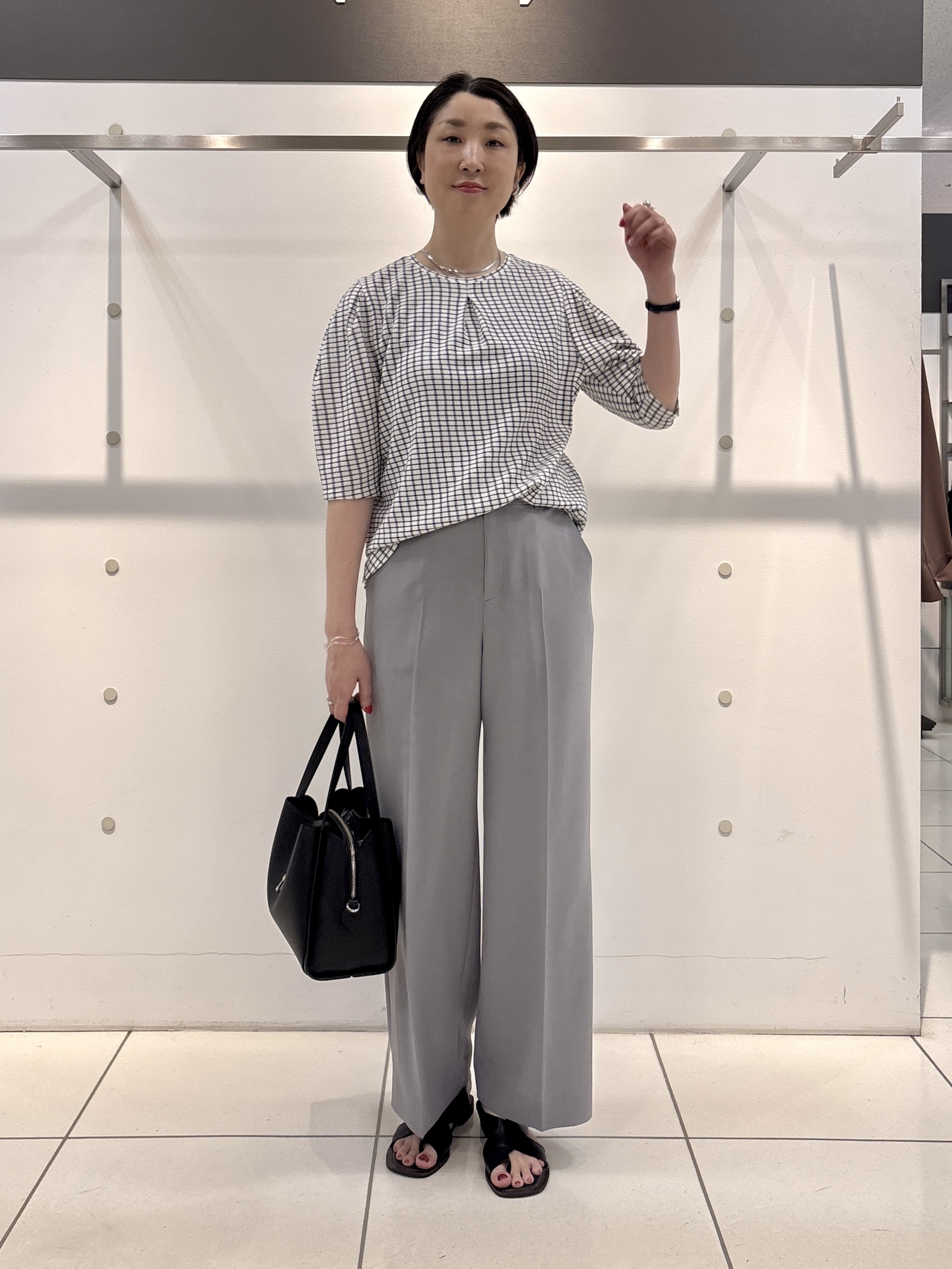 yuriさんの「INDIVI｜【UVケア／吸汗速乾】チェック柄タックボリュームスリーブトップス」を使ったコーディネート