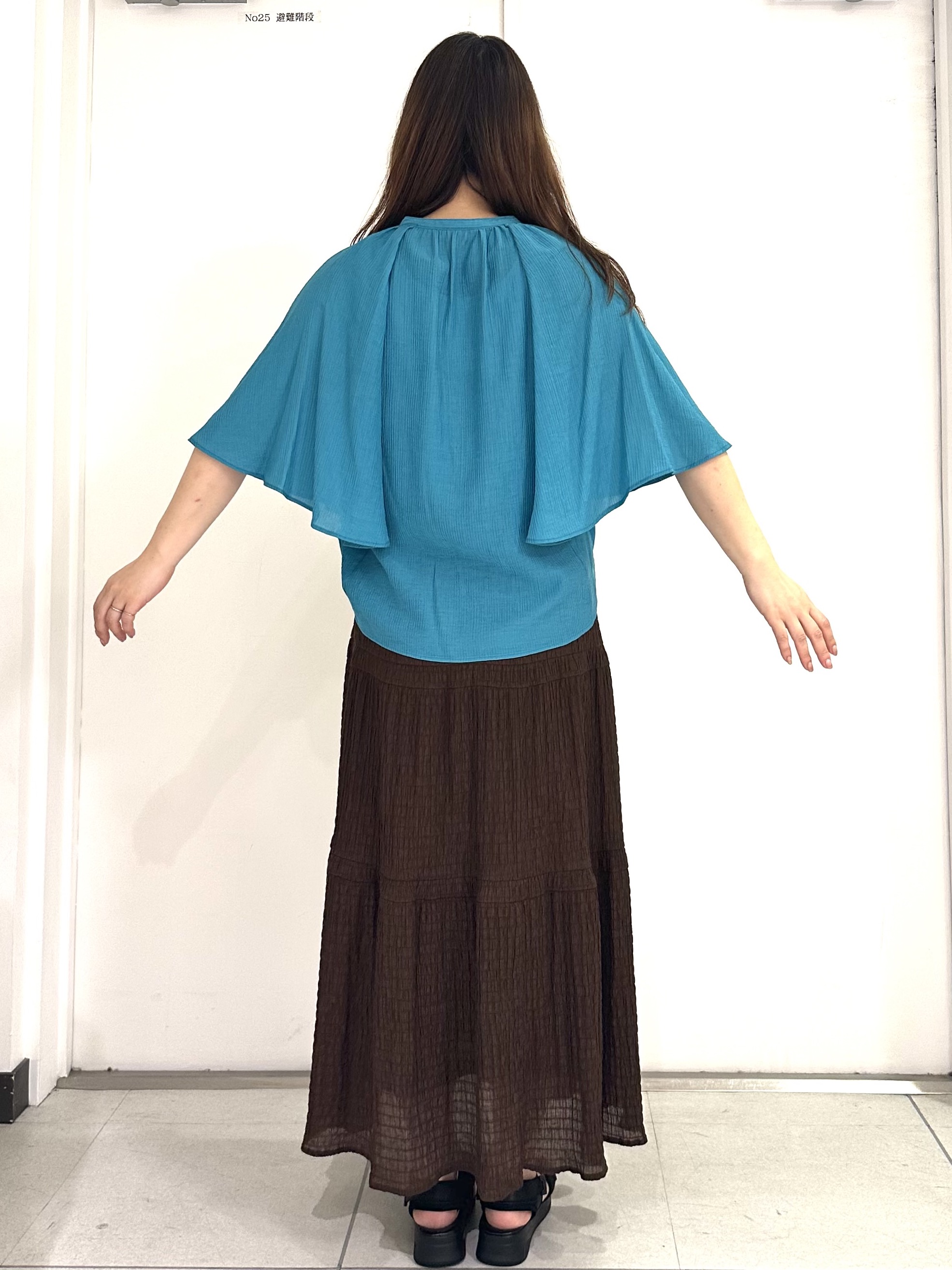 miさんの「Reflect｜ドビーストライプケープスリーブブラウス」を使ったコーディネート