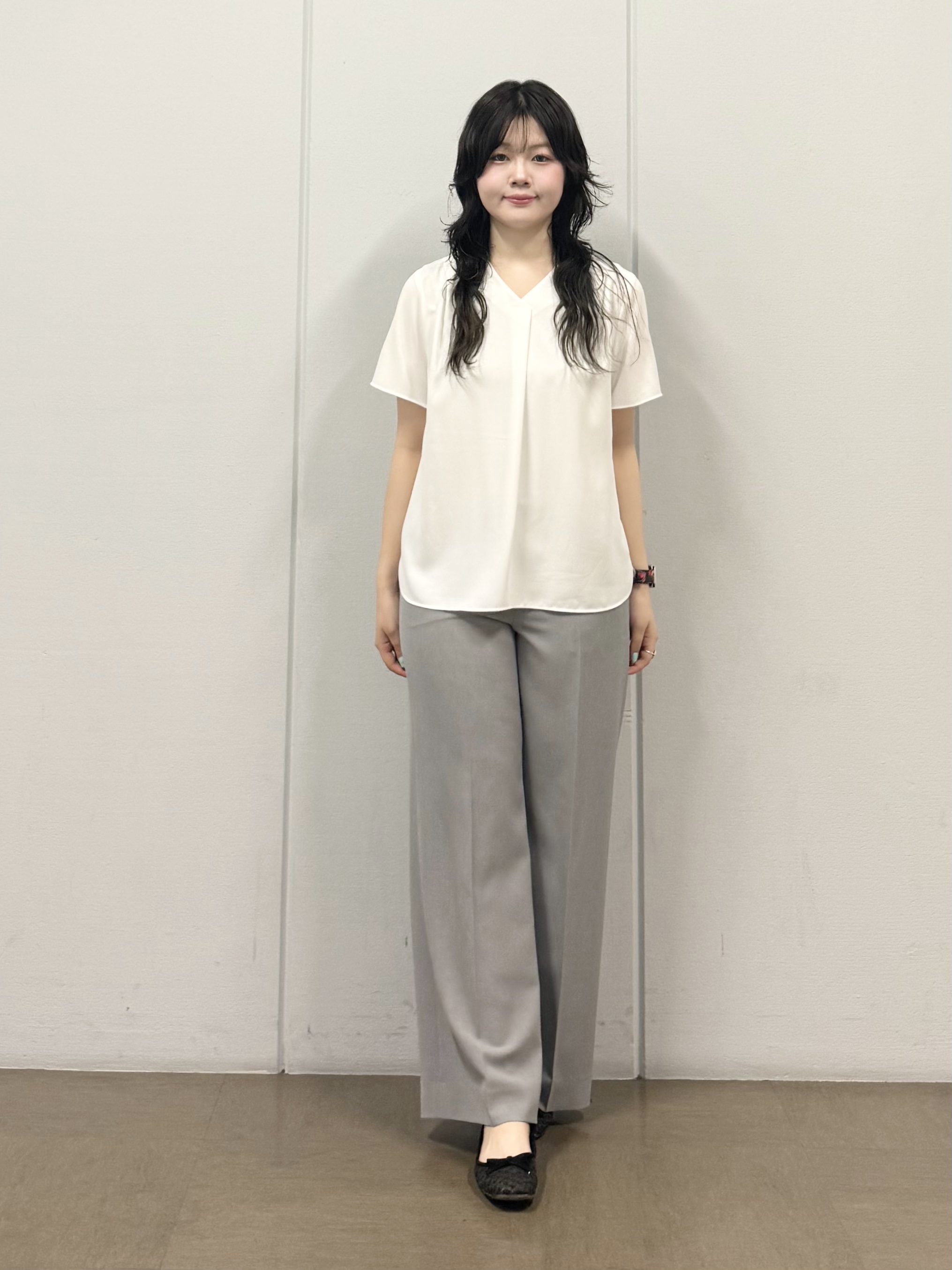mizukiさんの「INDIVI｜【洗える／UVケア】幾何学柄＆無地 タックVネック 半袖ブラウス」を使ったコーディネート