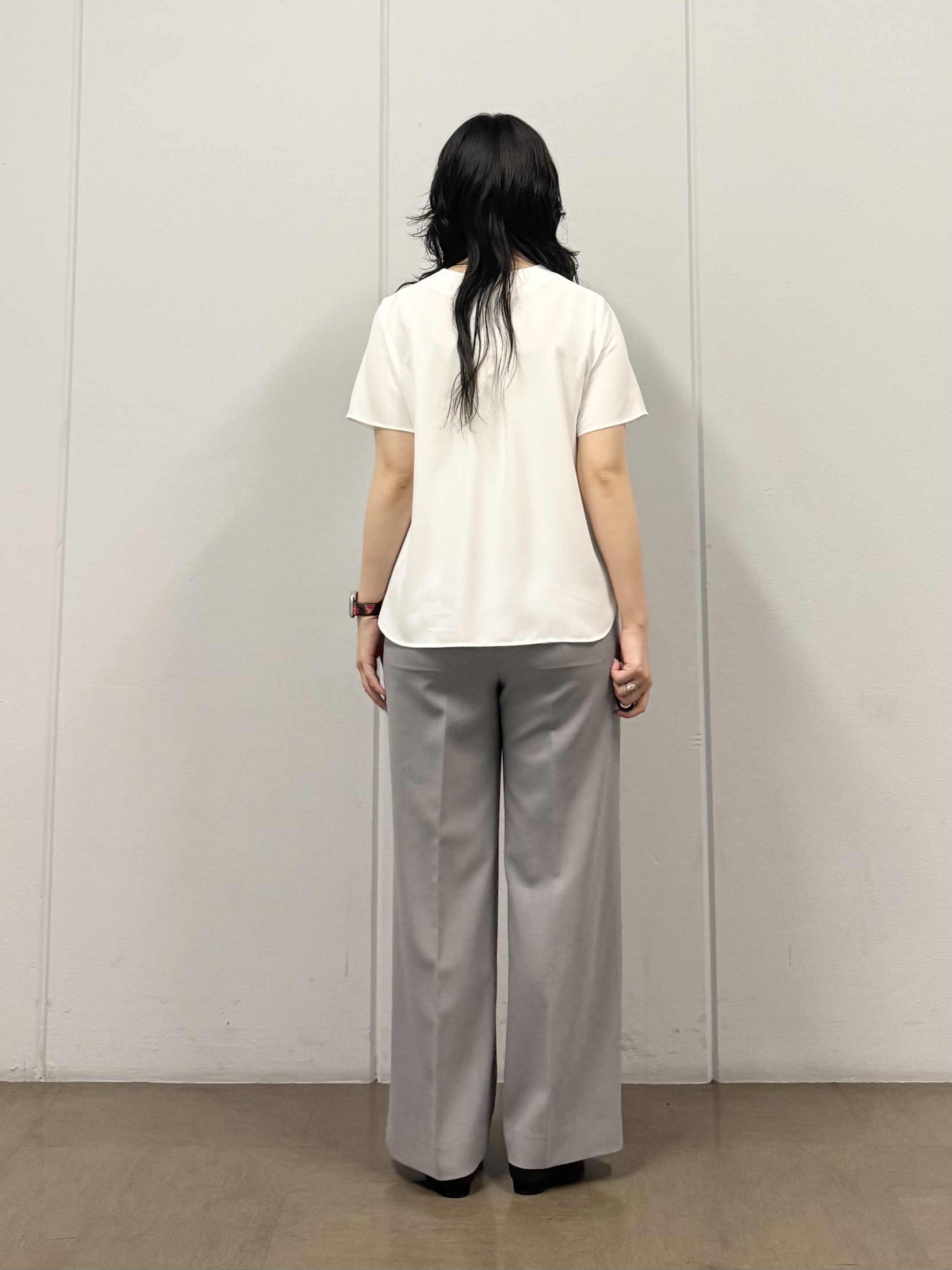 mizukiさんの「INDIVI｜【洗える／UVケア】幾何学柄＆無地 タックVネック 半袖ブラウス」を使ったコーディネート