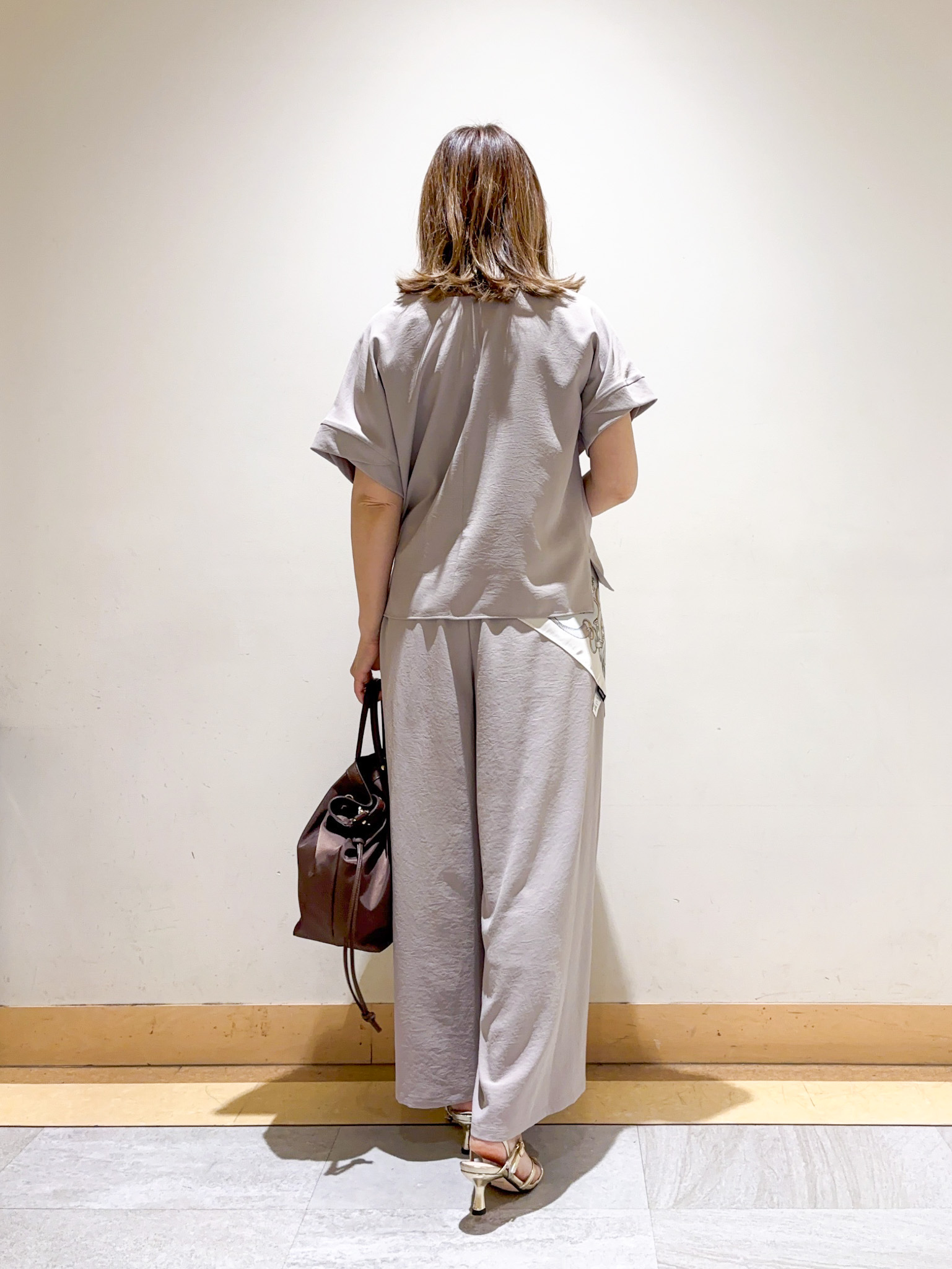 sattoさんの「UNTITLED｜【前後2WAY/はっ水/セットアップ可】リラクシーフレンチスリーブブラウス」を使ったコーディネート