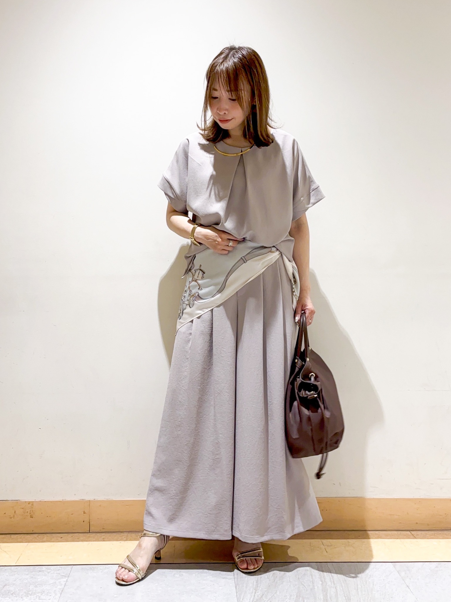 sattoさんの「UNTITLED｜【前後2WAY/はっ水/セットアップ可】リラクシーフレンチスリーブブラウス」を使ったコーディネート