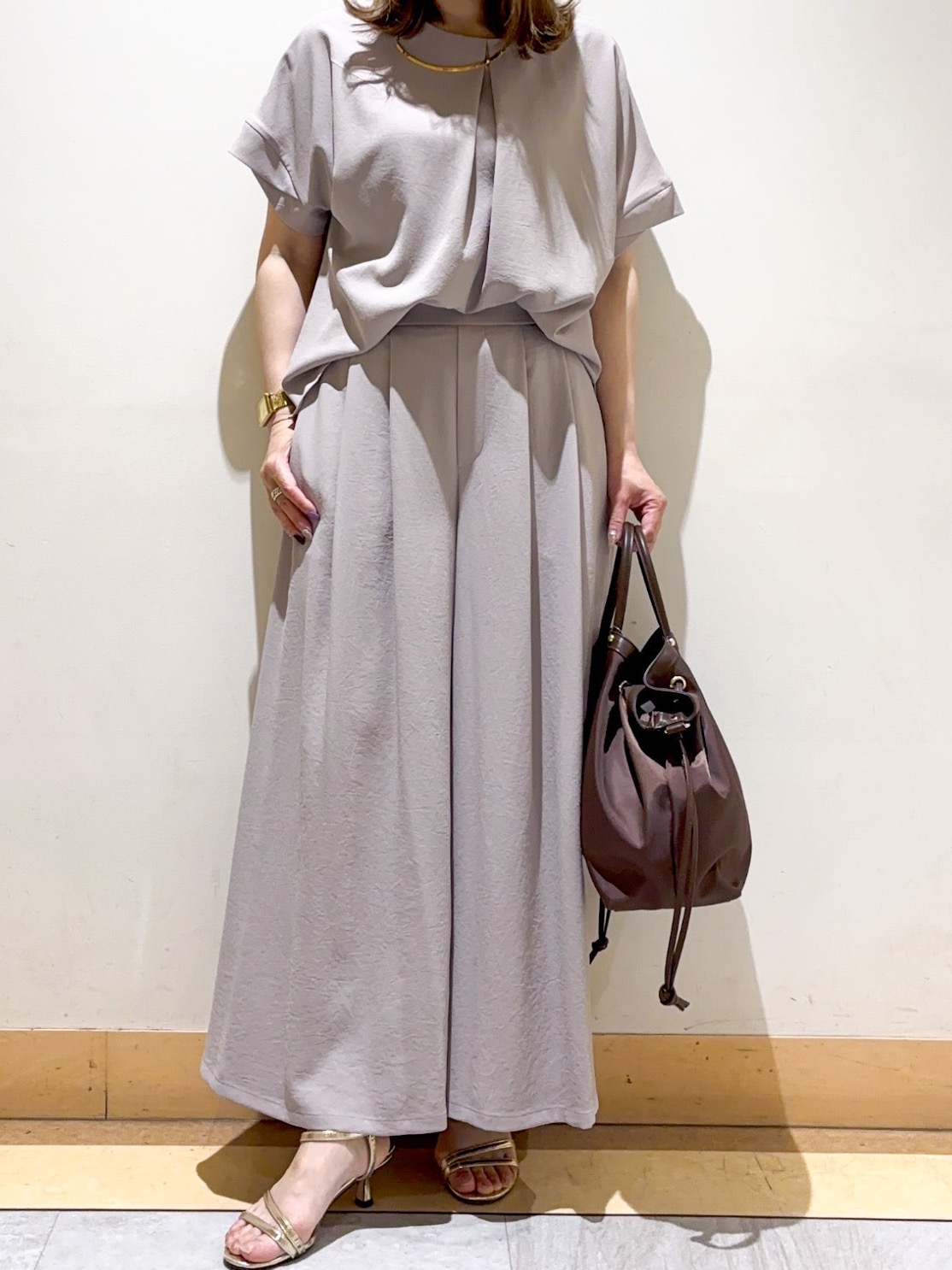 sattoさんの「UNTITLED｜【前後2WAY/はっ水/セットアップ可】リラクシーフレンチスリーブブラウス」を使ったコーディネート