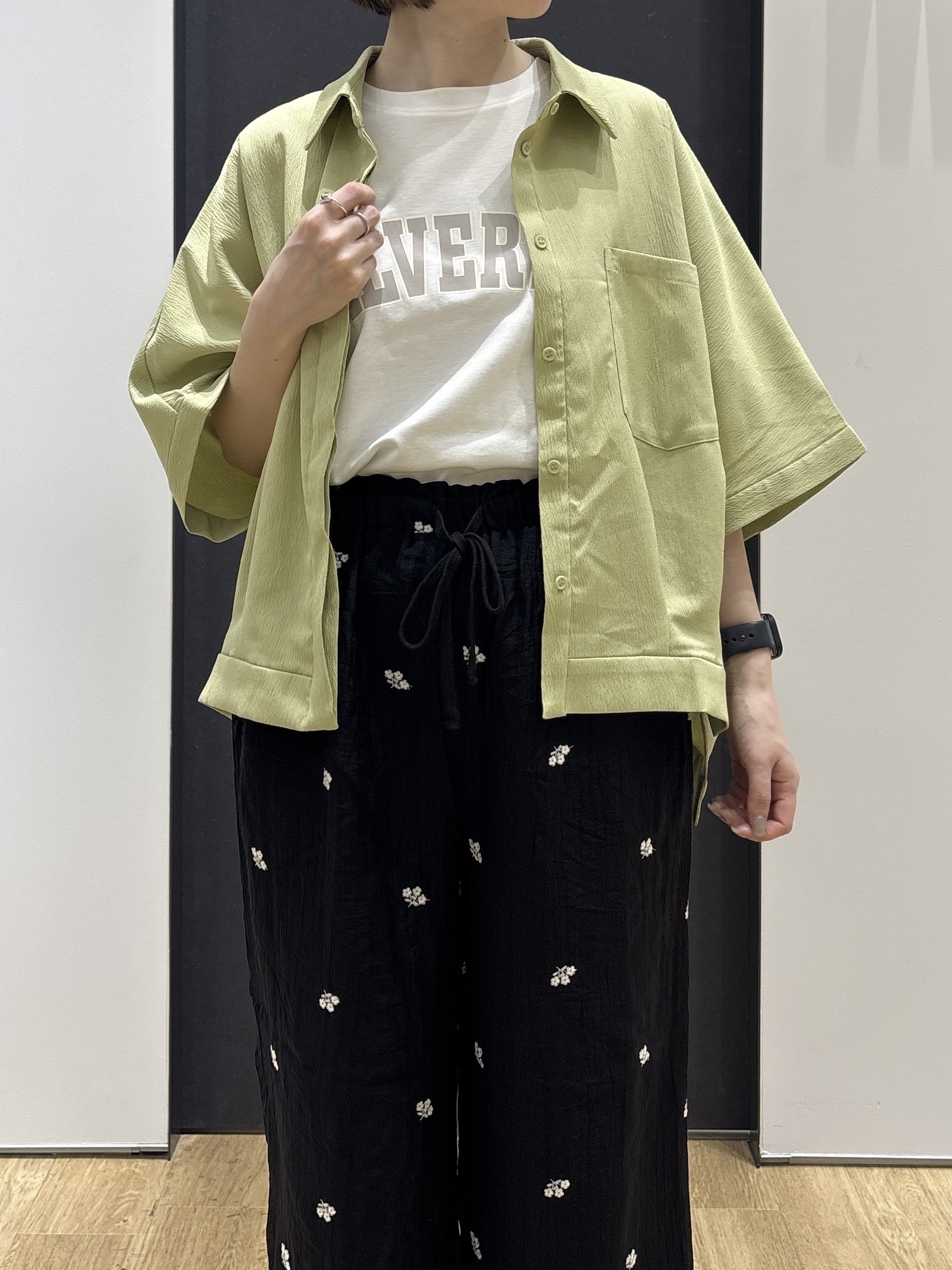risaさんの「Dessin｜タックヘム クロップドシュリンクシャツ」を使ったコーディネート