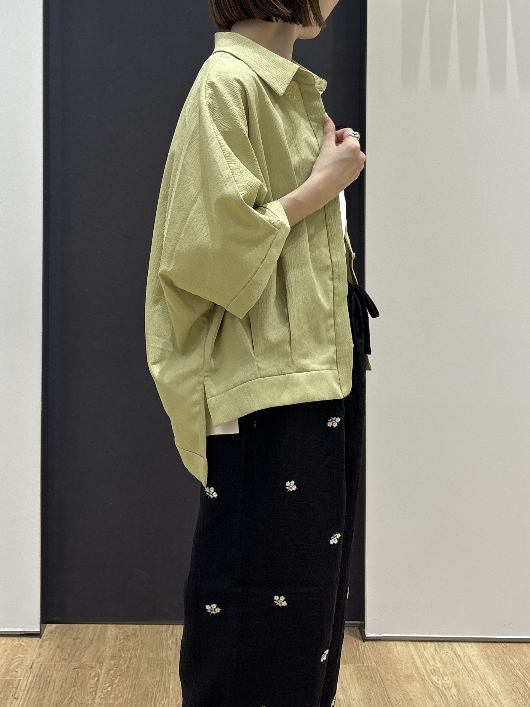 risaさんの「Dessin｜タックヘム クロップドシュリンクシャツ」を使ったコーディネート
