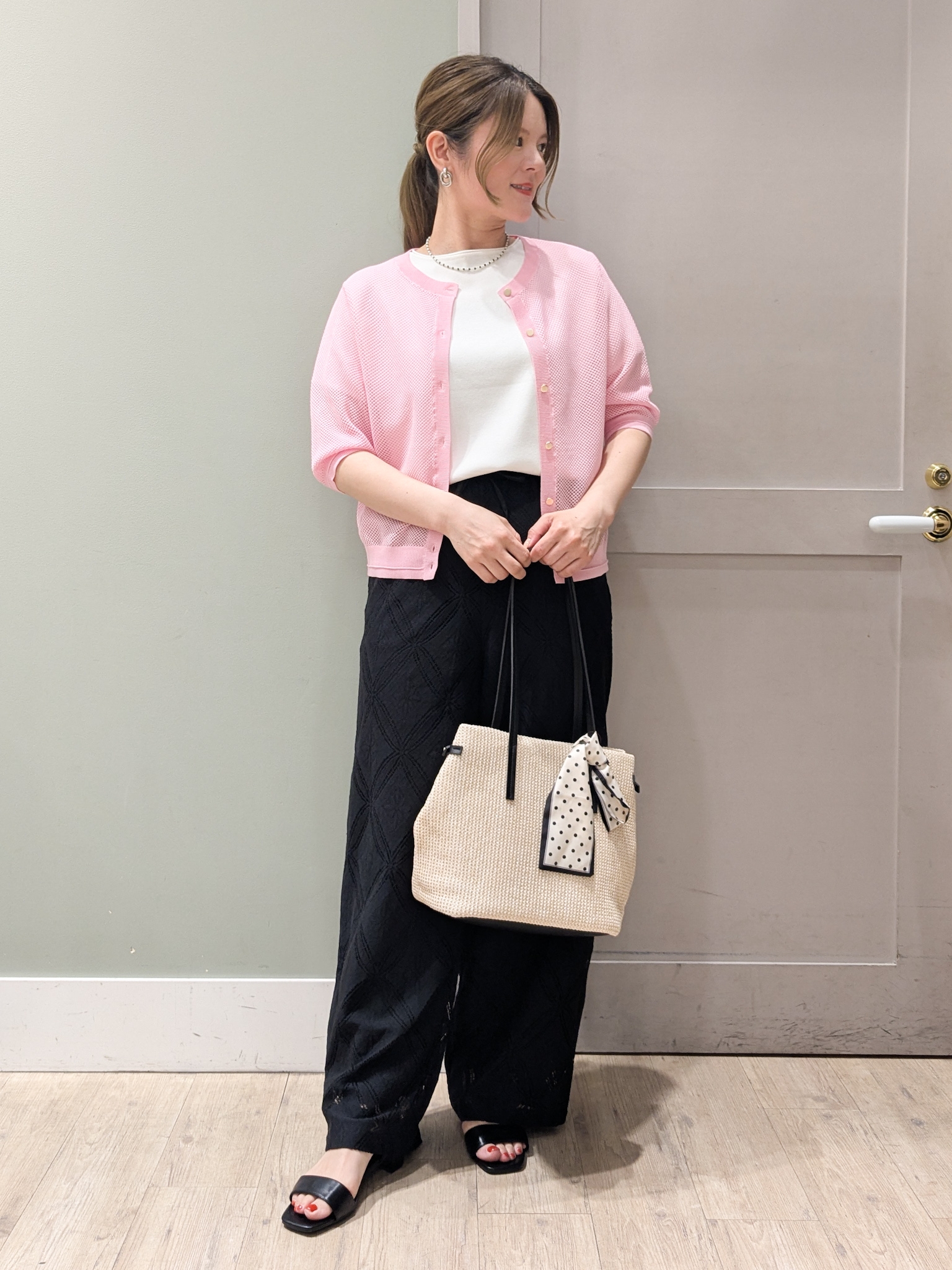 kuwawaさんの「grove｜【貴島明日香さん着用・洗える】透けない、大人のメッシュカーディガン」を使ったコーディネート