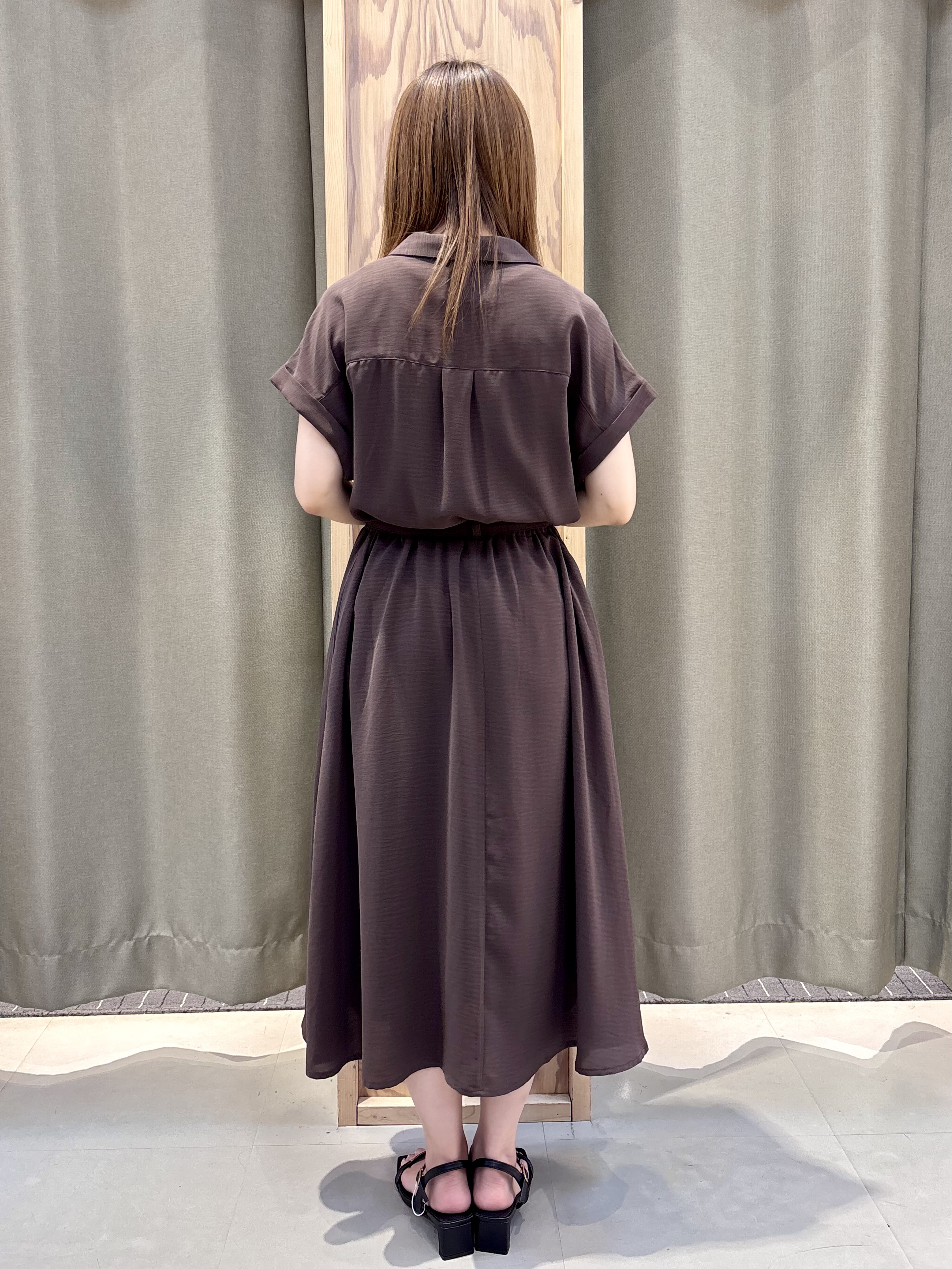 HaNeさんの「THE SHOP TK｜【ひんやり】顔周りがぱっと華やぐ きらり艶めくタンクトップ」を使ったコーディネート