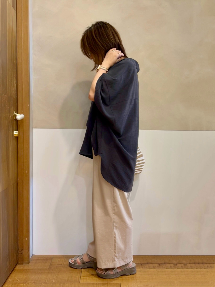 まるぷーさんの「SHOO･LA･RUE｜【高レビュー/洗濯後しわになりにくい/体型カバー】きちんとゆるっと 大人の抜け感 ポンチョ風カラーシ」を使ったコーディネート