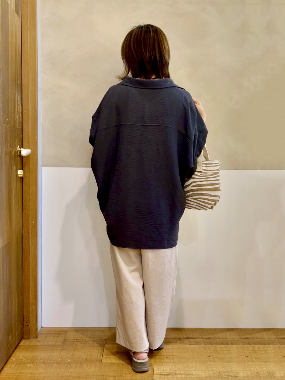 まるぷーさんの「SHOO･LA･RUE｜【高レビュー/洗濯後しわになりにくい/体型カバー】きちんとゆるっと 大人の抜け感 ポンチョ風カラーシ」を使ったコーディネート