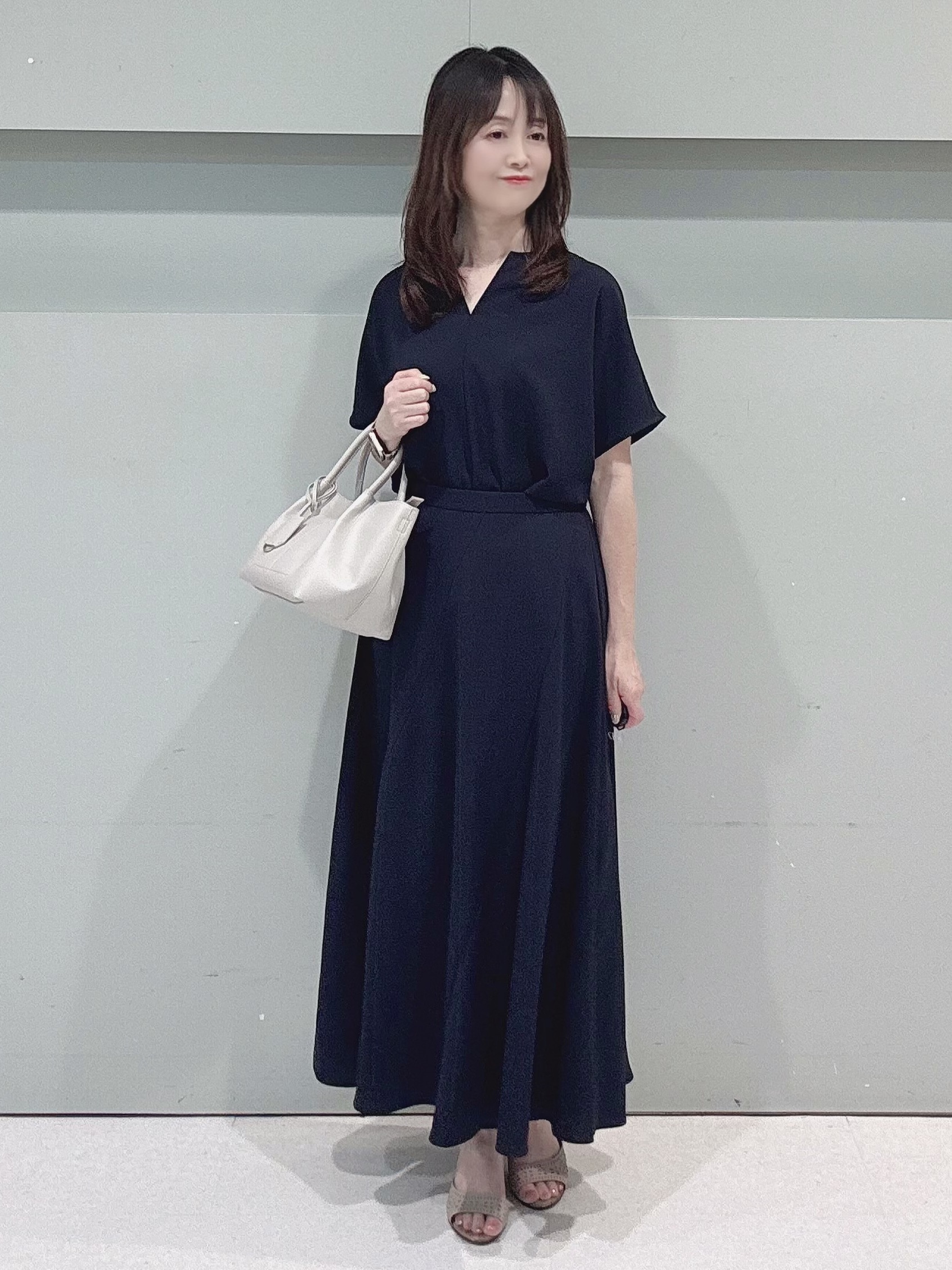 makiさんの「UNTITLED｜【UV/接触冷感/セットアップ可】リラクシーキーVネックブラウス」を使ったコーディネート