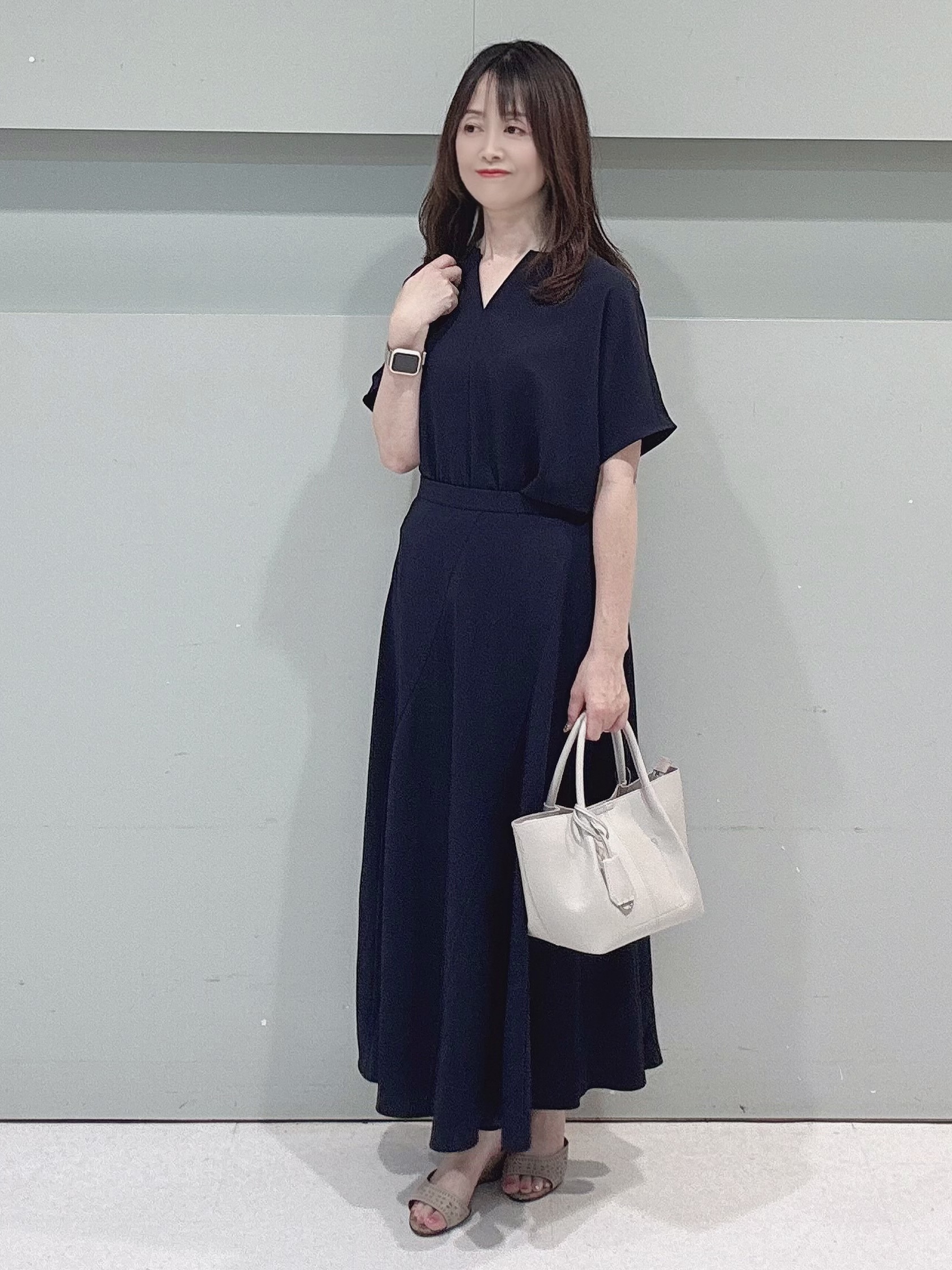 makiさんの「UNTITLED｜【UV/接触冷感/セットアップ可】リラクシーキーVネックブラウス」を使ったコーディネート