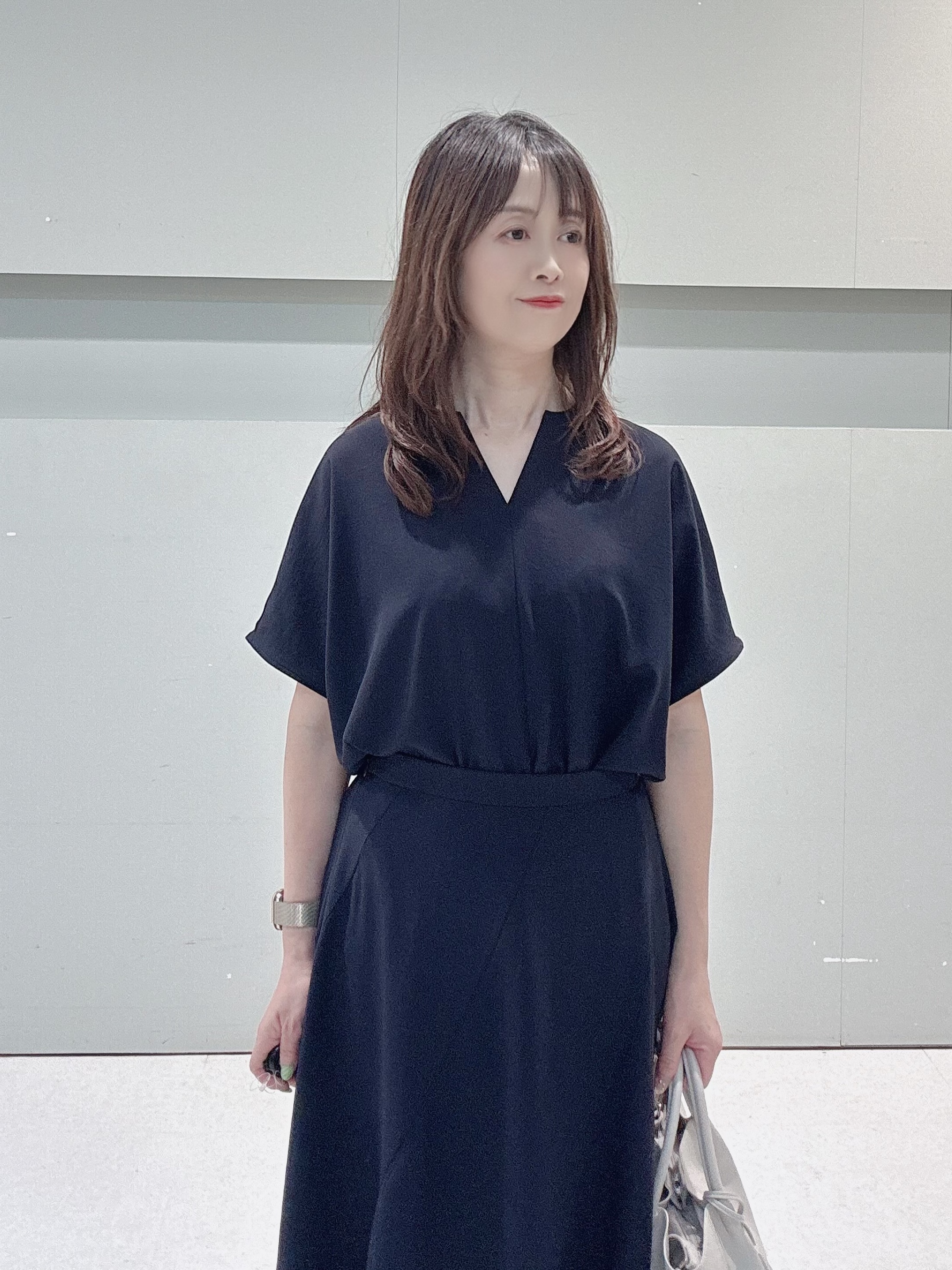 makiさんの「UNTITLED｜【UV/接触冷感/セットアップ可】リラクシーキーVネックブラウス」を使ったコーディネート