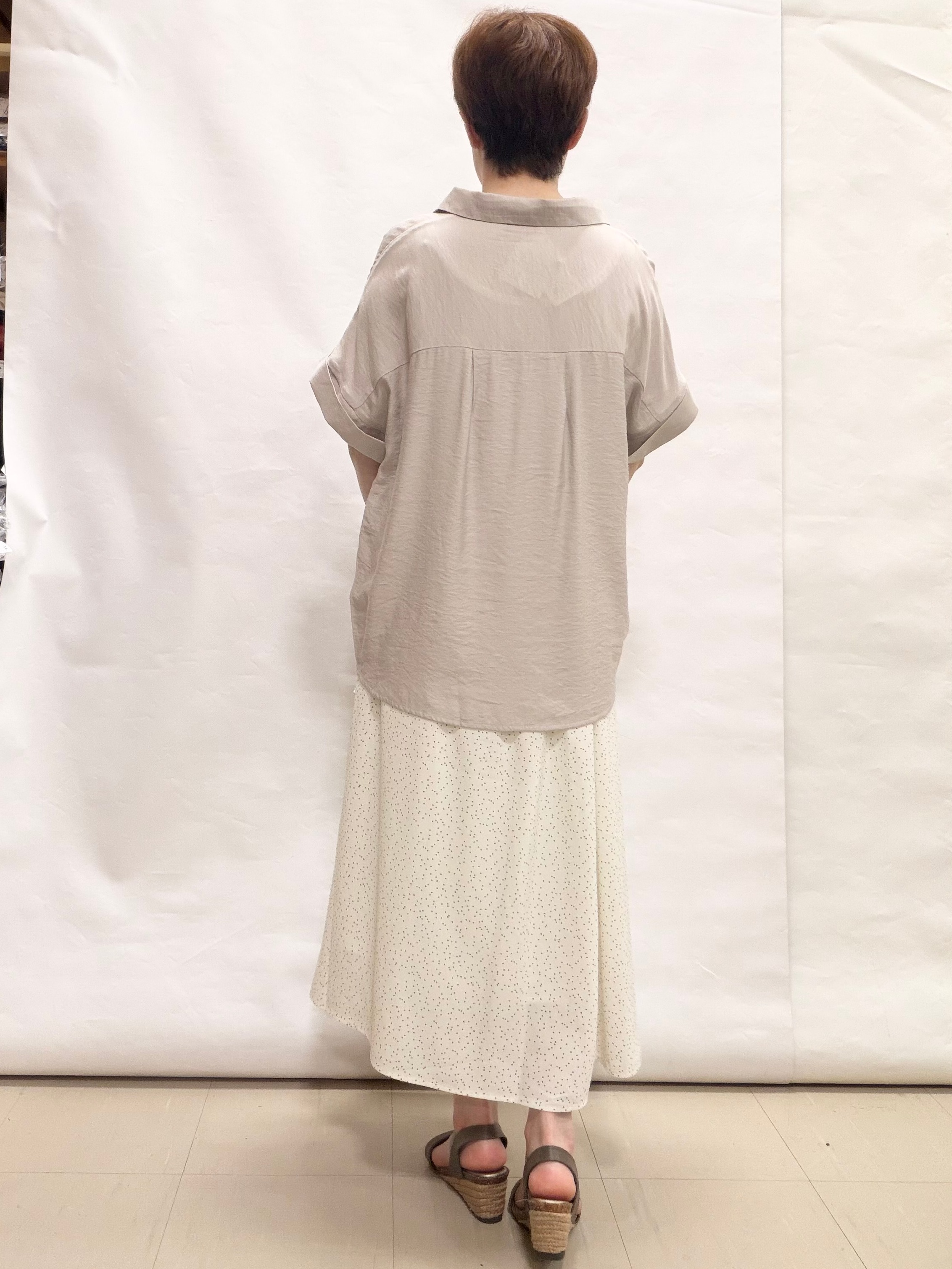 なっちゃんさんの「SHOO･LA･RUE｜【ひんやり/S-LL/洗濯機可】インせず着られる 裾タック スキッパーシャツ」を使ったコーディネート