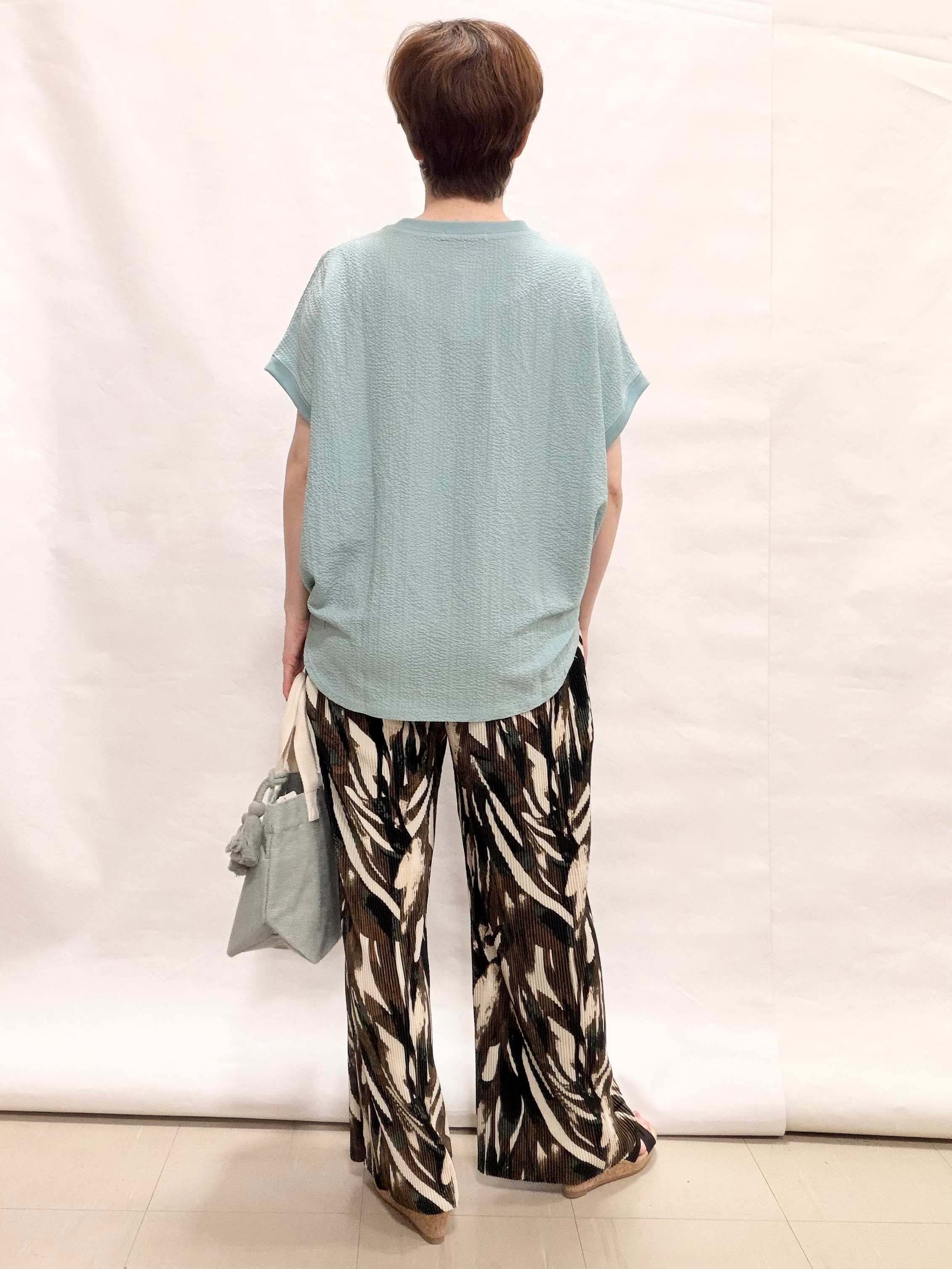 なっちゃんさんの「SHOO･LA･RUE｜【洗濯機可】ぽこぽこさらさら アソートTシャツ」を使ったコーディネート