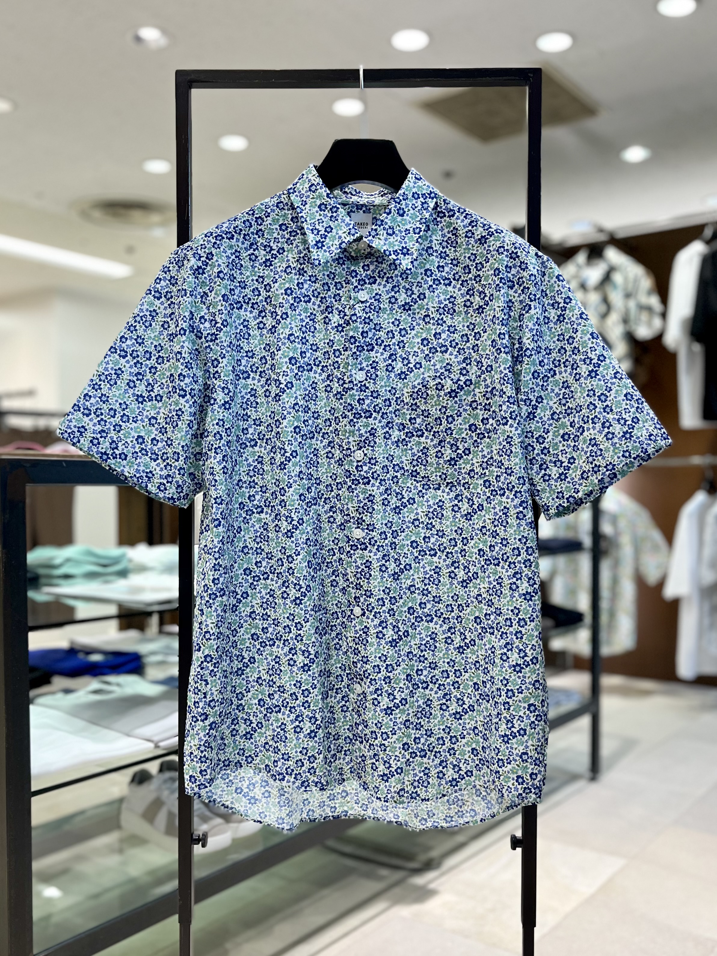 uedaさんの「TAKEO KIKUCHI｜リップル小花シャツ」を使ったコーディネート