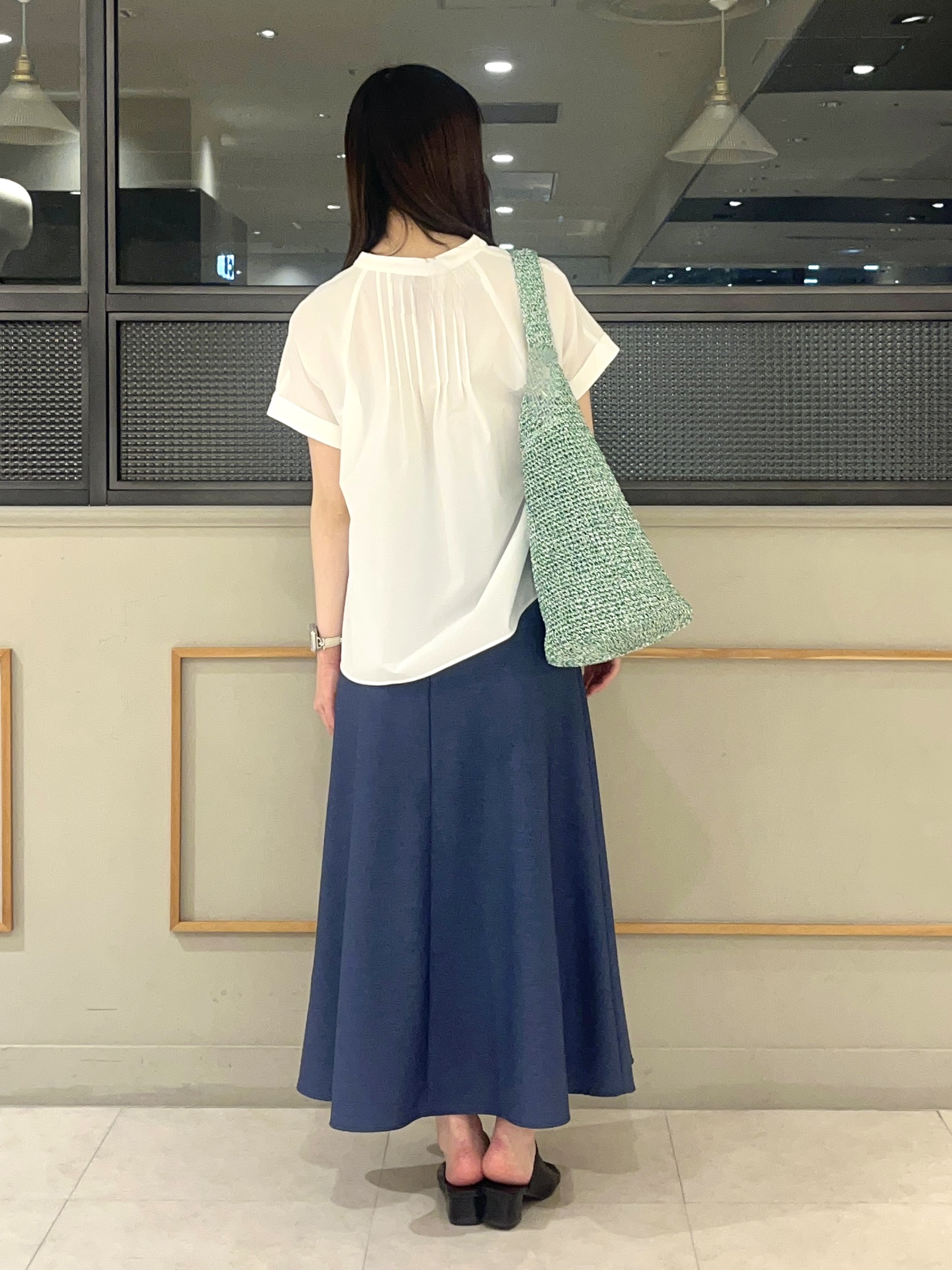 kumiさんの「INDIVI｜【撥水／UVケア／SETUP可能】軽量タックスキッパーブラウス」を使ったコーディネート