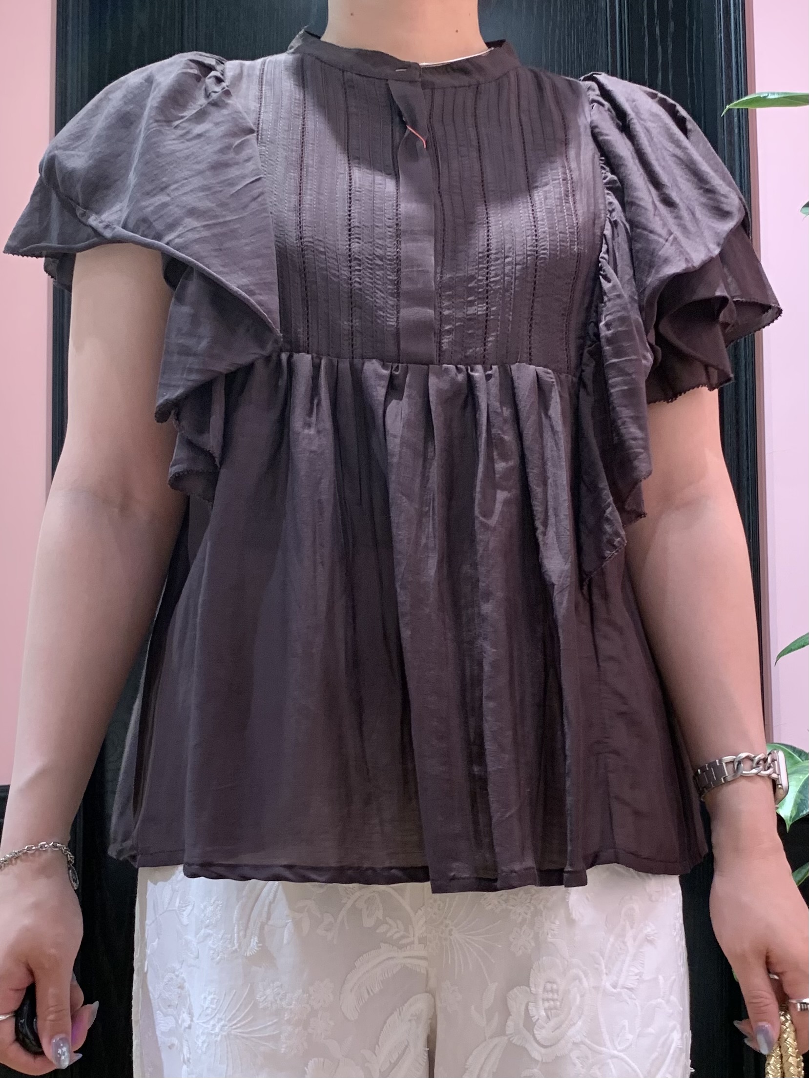 SAKAIさんの「DRESSTERIOR｜コットンシルク ラッフルスリーブ ブラウス」を使ったコーディネート