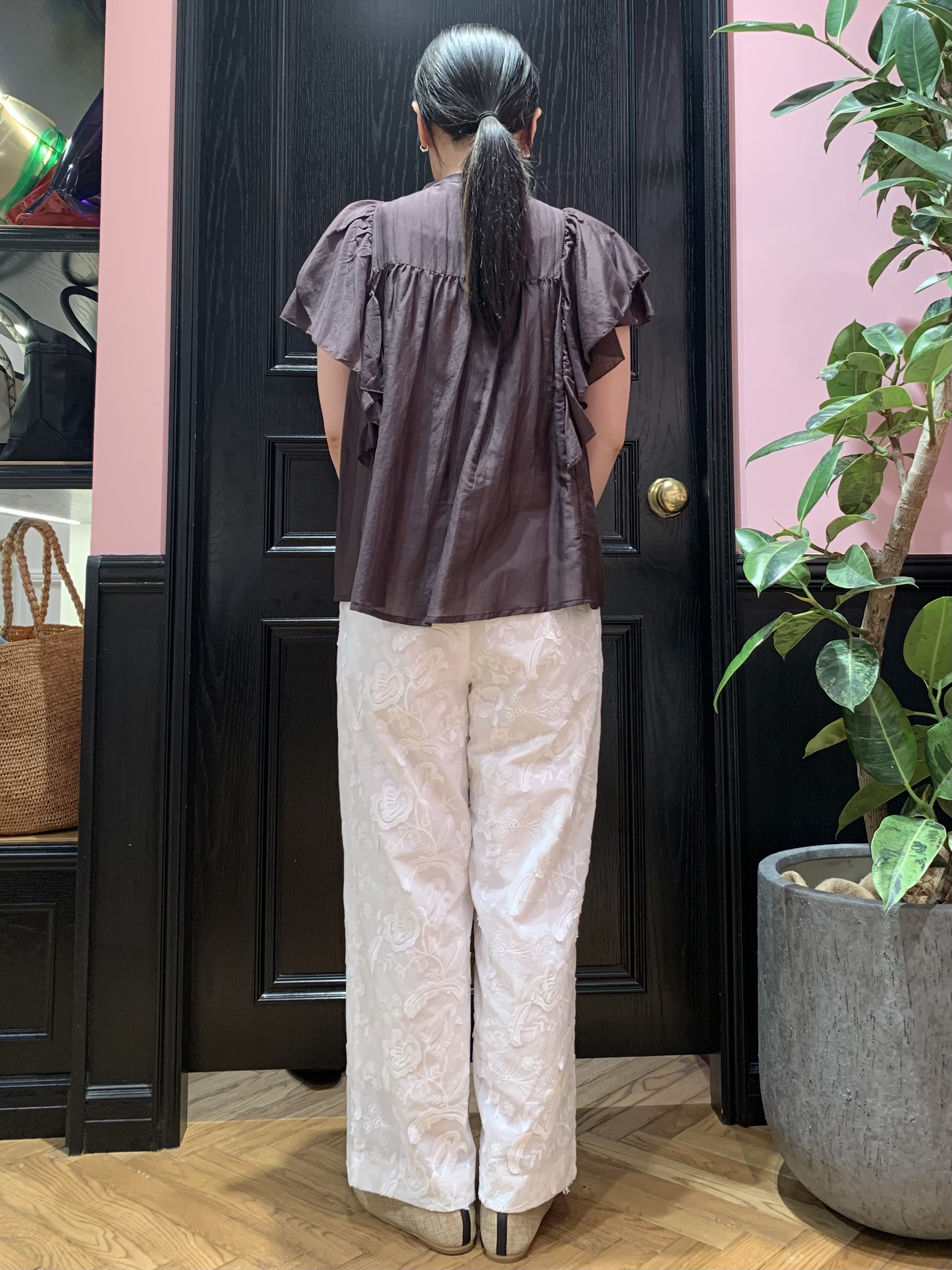 SAKAIさんの「DRESSTERIOR｜コットンシルク ラッフルスリーブ ブラウス」を使ったコーディネート