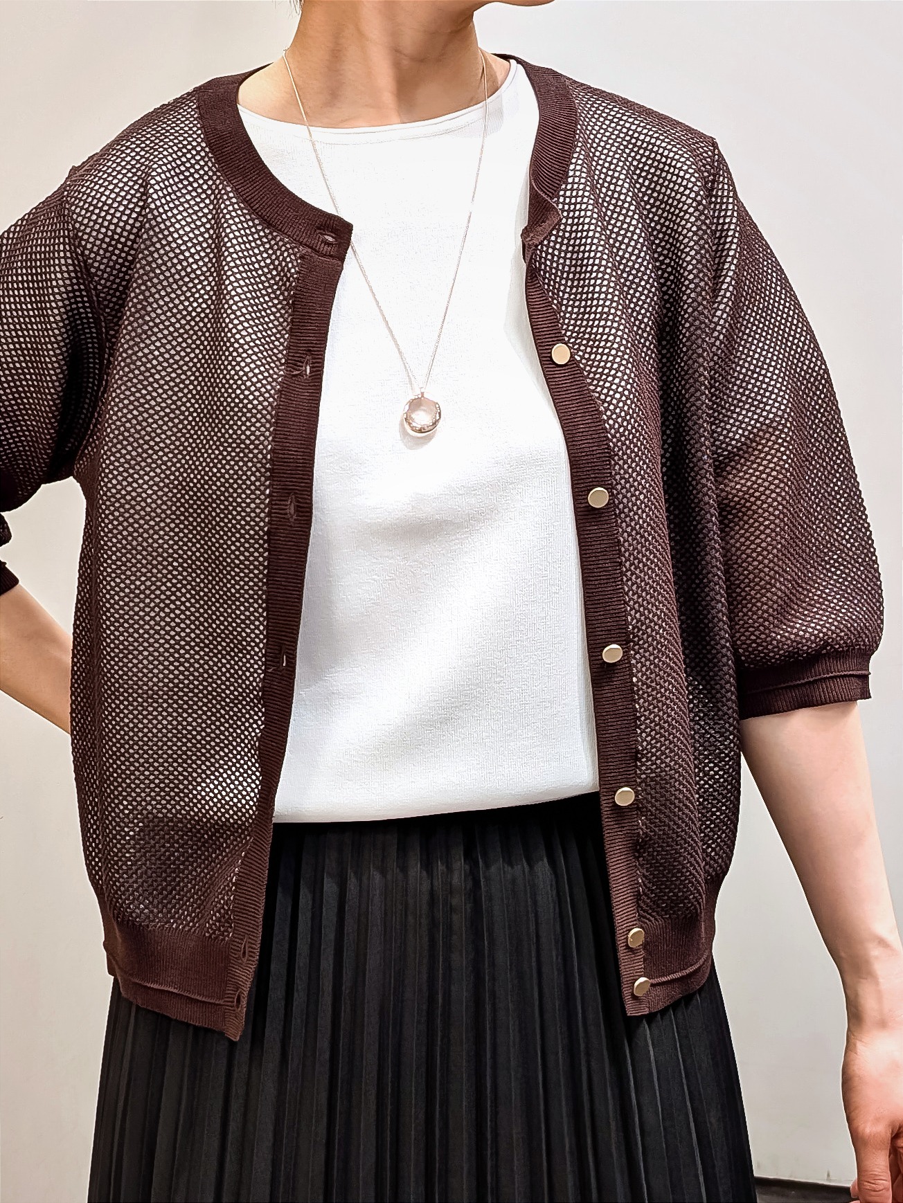やまちゃんさんの「grove｜【貴島明日香さん着用・洗える】透けない、大人のメッシュカーディガン」を使ったコーディネート