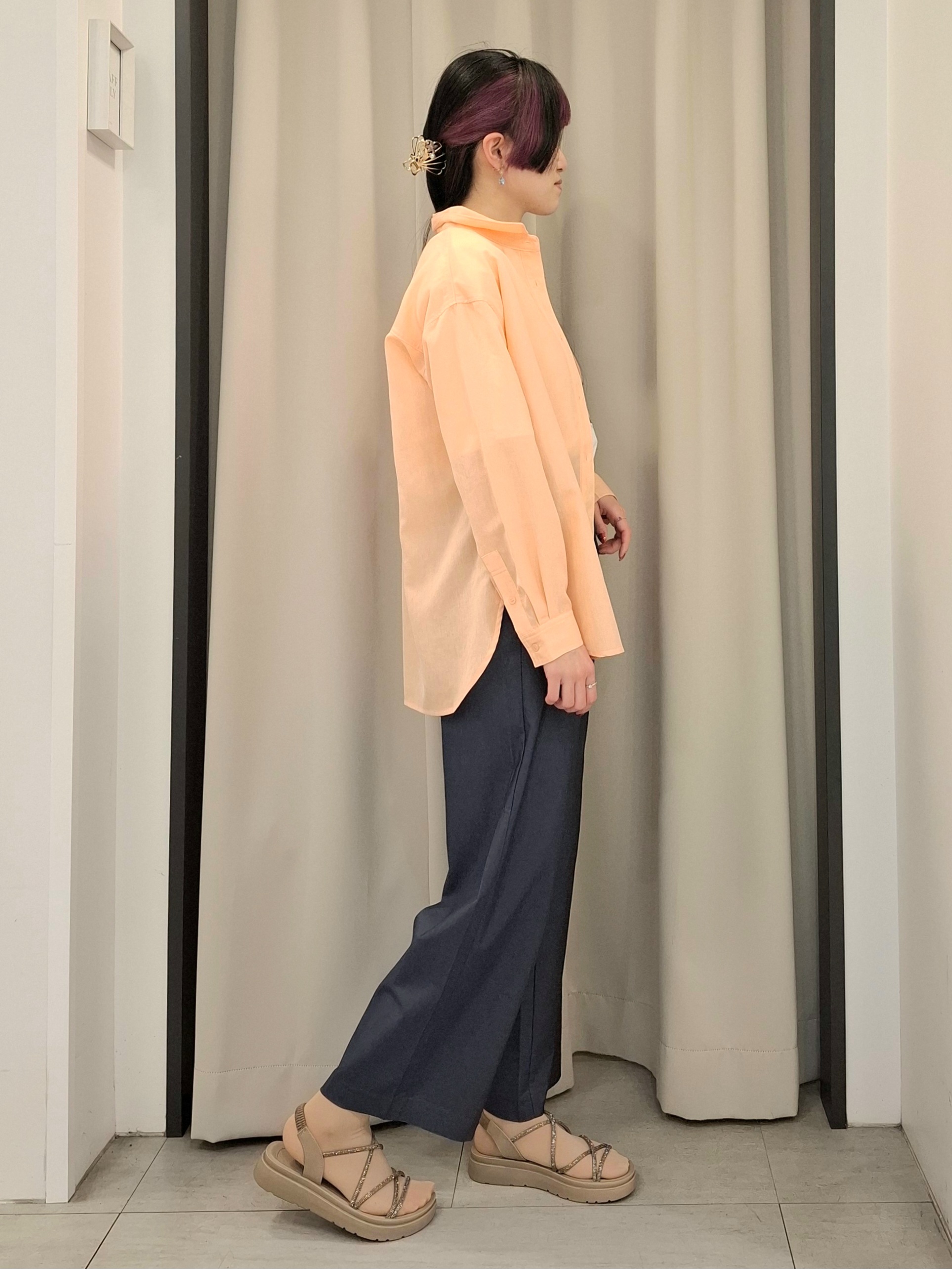 なーちゃんさんの「grove｜【洗濯機OK・ひんやり】朝晩の気温差に◎軽やかシアーシャツ」を使ったコーディネート