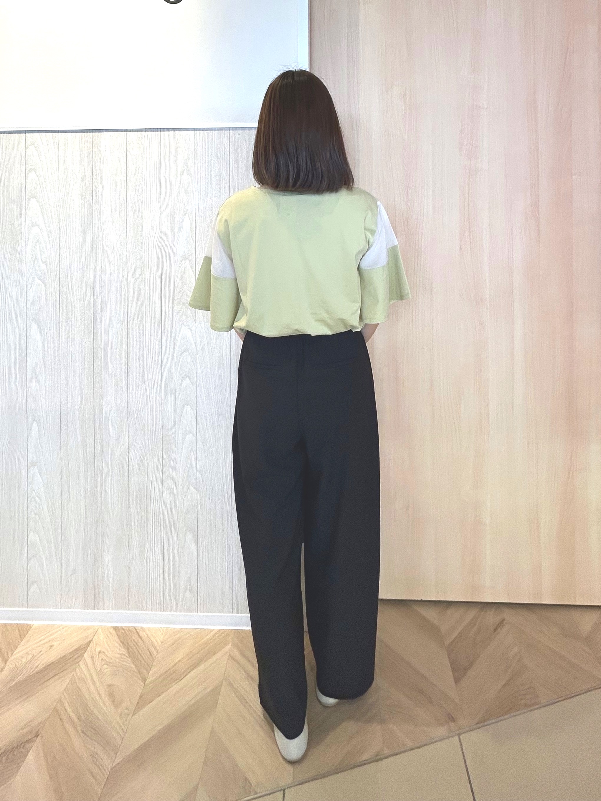 tomoさんの「SHOO･LA･RUE｜【ひんやり/S-LL/体型カバー】フレアスリーブで二の腕を自然にカバー 浅VネックTシャツ」を使ったコーディネート