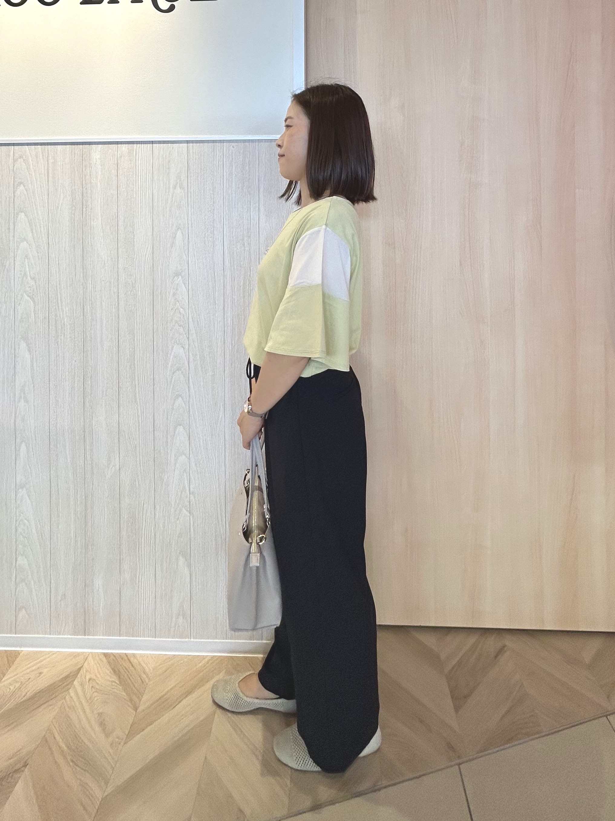 tomoさんの「SHOO･LA･RUE｜【ひんやり/S-LL/体型カバー】フレアスリーブで二の腕を自然にカバー 浅VネックTシャツ」を使ったコーディネート